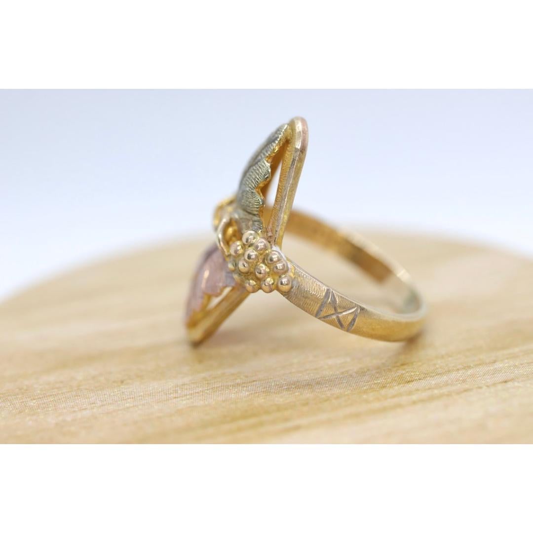 Vintage By
Größe: 6 1/4 US
MATERIALIEN: Gold, Roségold, Weißgold
Bandfarbe: Gold

Stil: Minimalistisch

Über diesen Artikel

Schöner Filigraner 10k Ring. Der Ring wurde von Black Hills Gold hergestellt.

Vintage Design.

Einzelheiten:
3,3 Gramm