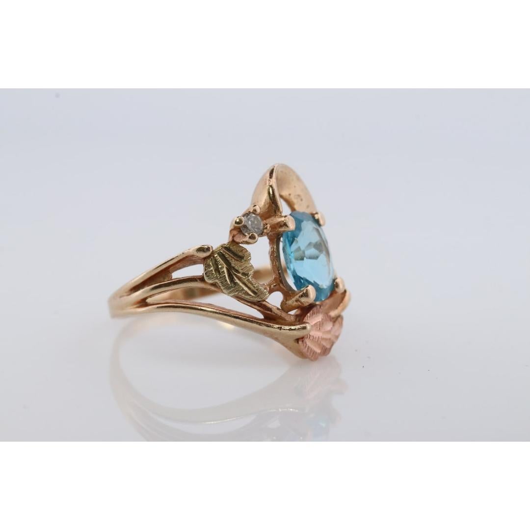Anello in oro Black Hills. Anello in oro delle Hille nere con diamanti e topazio blu multitono da 10 carati in vendita 1