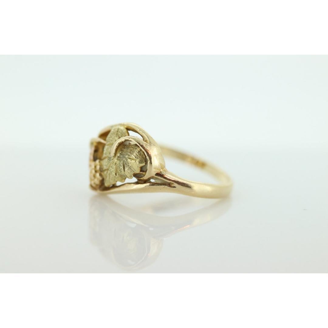 Vintage
Size: 8 1/4 US
Materials: White gold
Gemstone: Diamond
Gem color: Colorless
Band color: Yellow
Adjustable

Style: Mid-century

Vintage and an easily recognizable Black Hills Multi-tone Ring with Tricolor Leaves

Shows little to no use.

10k