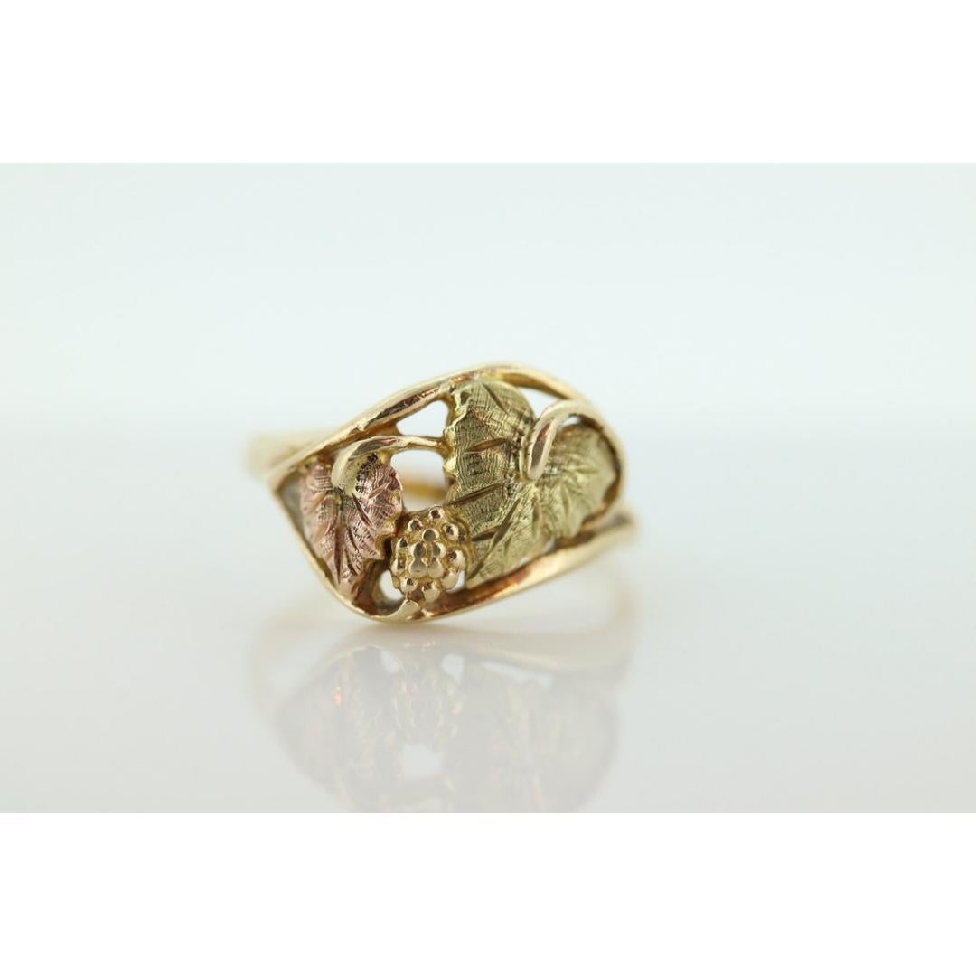 Black Hills Gold Ring. 10k Multi-Tone Gold. Black Hills Gold Design Tricolor In Good Condition In Port Charlotte, FL
