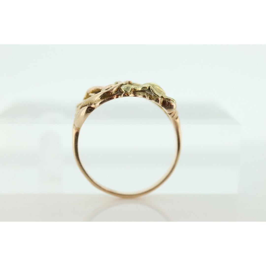 Vintage
Taglia: 9 US
Materiali: Oro bianco
Pietra preziosa: Diamante
Colore della gemma: incolore
Colore della banda: Giallo
Regolabile

Stile: Metà secolo

Anello vintage e facilmente riconoscibile delle Black Hille con foglie tricolori.

Mostra un