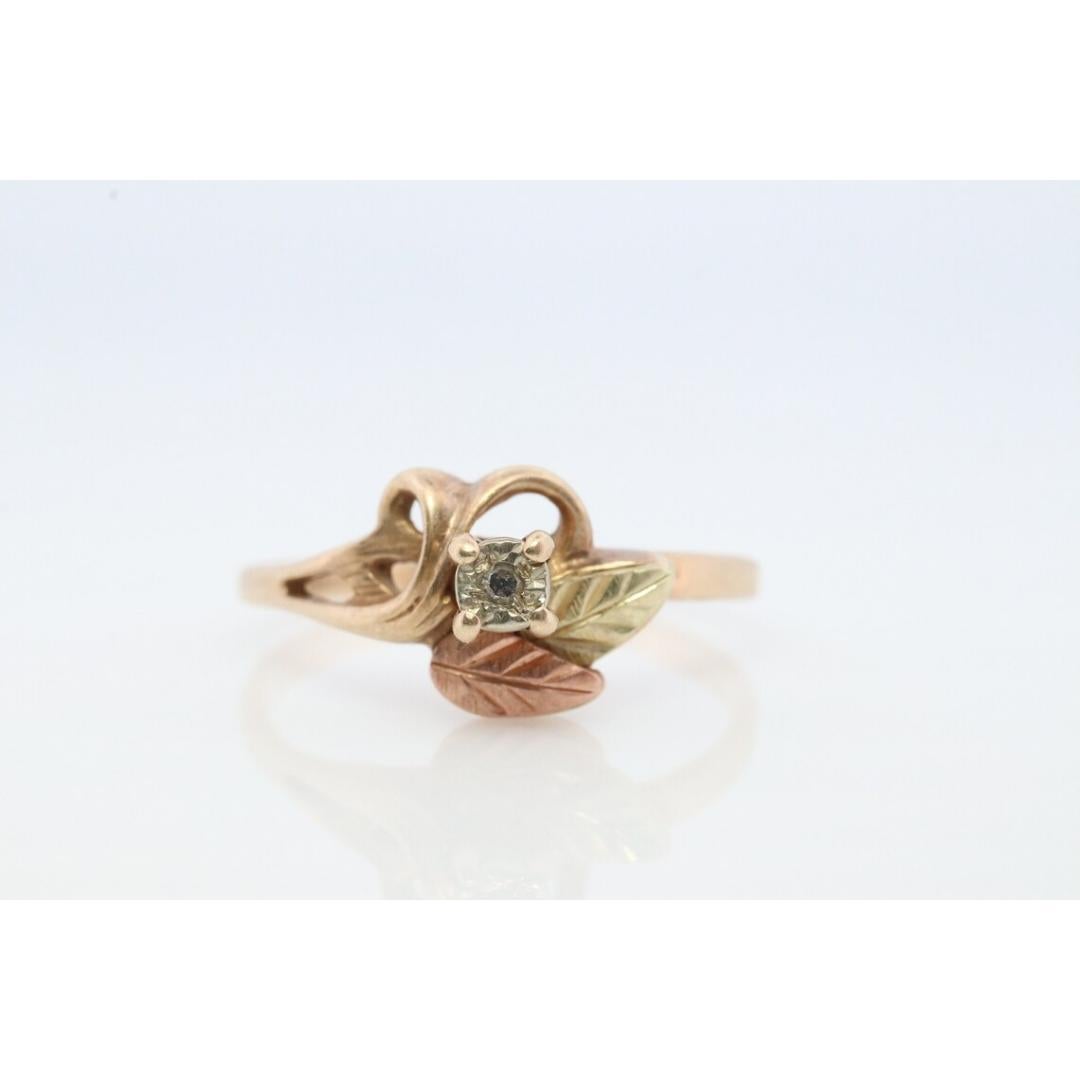 Vintage
Size: 7 US
Materials: White gold
Gemstone: Diamond
Gem color: Colorless
Band color: Yellow
Adjustable

Style: Mid-century

Vintage and an easily recognizable Black Hills Multi-tone Ring with a diamond.

Shows little to no use.

10k yellow