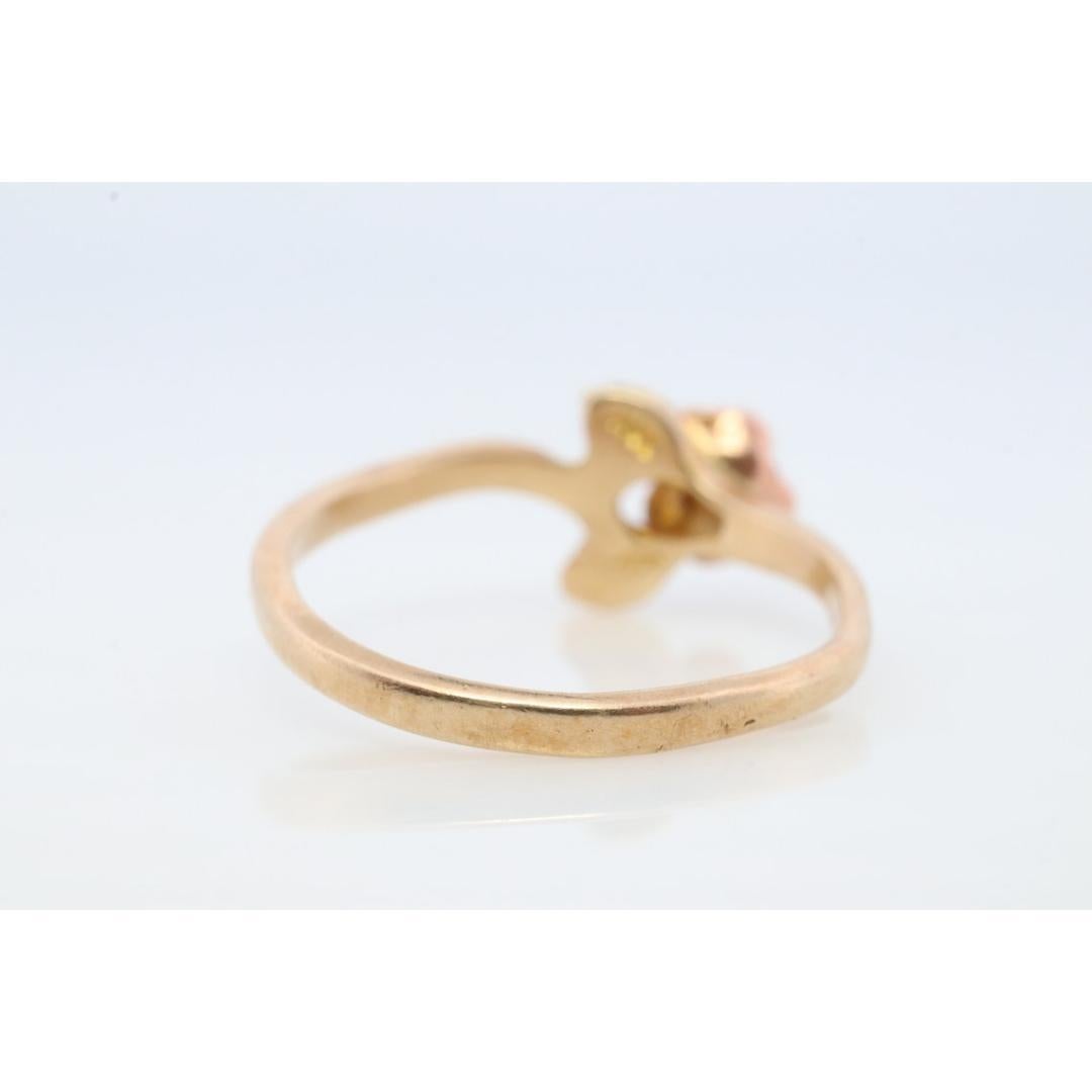 Vintage
Talla: 7 US
Materiales: Oro blanco
Piedra preciosa: Diamante
Color de la gema: Incoloro
Color de la banda: Amarillo
Ajustable

Estilo: Mediados de siglo

Anillo multitono vintage y fácilmente reconocible de las Colinas Negras con un