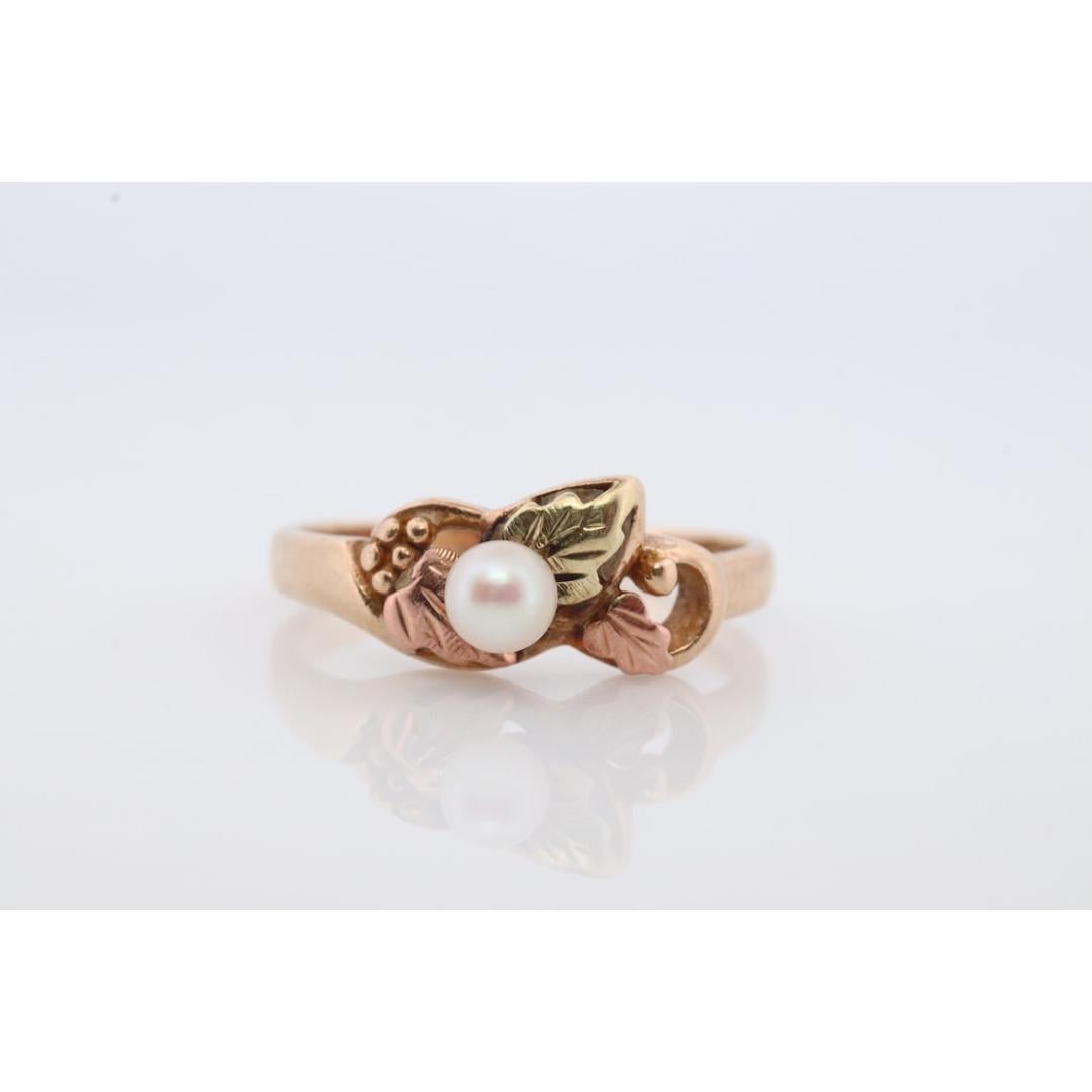 Vintage
Size: 8 US
Materials: Gold
Gemstone: Pearl
Band color: Gold

Style: Art nouveau

Black Hills Gold ring. 10k Multi-tone gold.

Beautiful Pearl set solitaire fashion.

Details:
2.8 grams total weight
4mm pearl