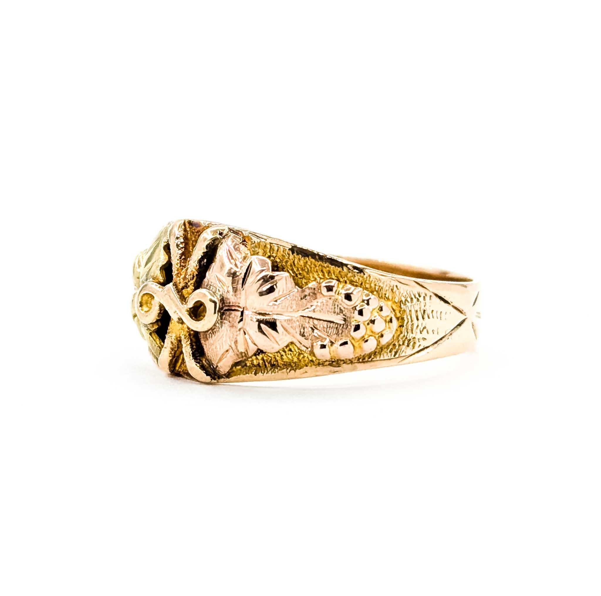 Black Hills Gold Tri-Color Leaf Ring aus 10k dreifarbigem Gold (Zeitgenössisch) im Angebot