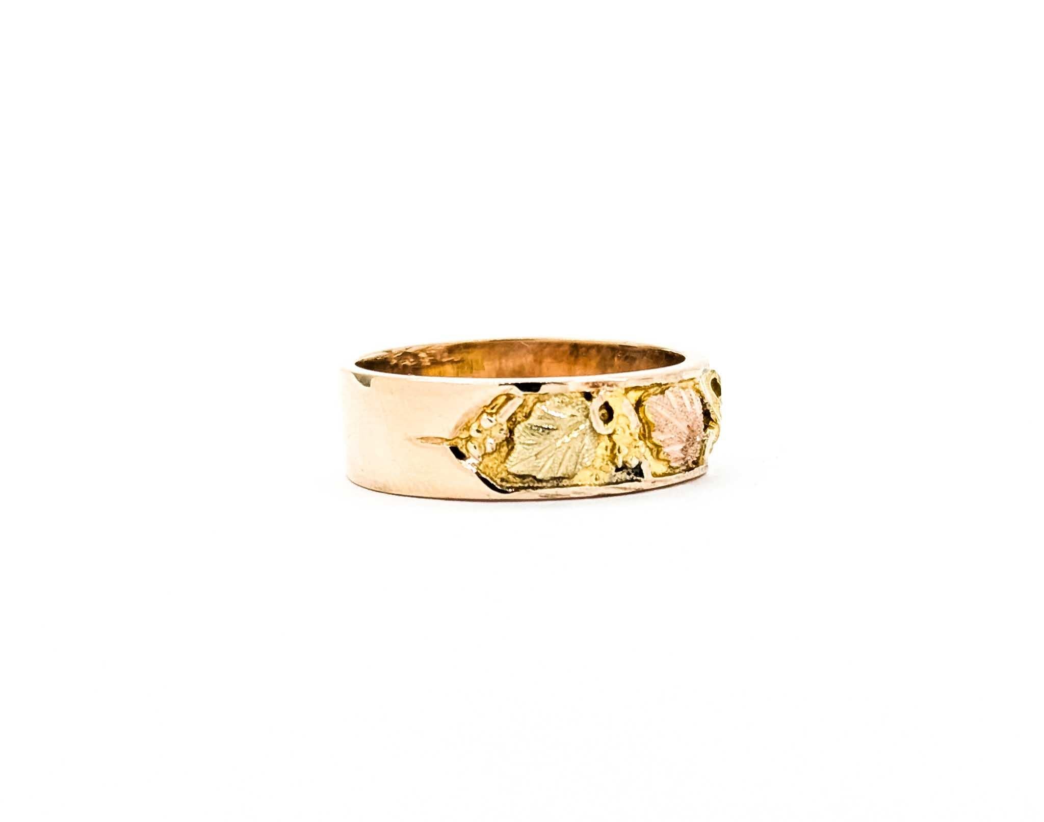 Black Hills Gold Tri-Tone Ring in 10k Gold In Excellent Condition For Sale In Bloomington, MN