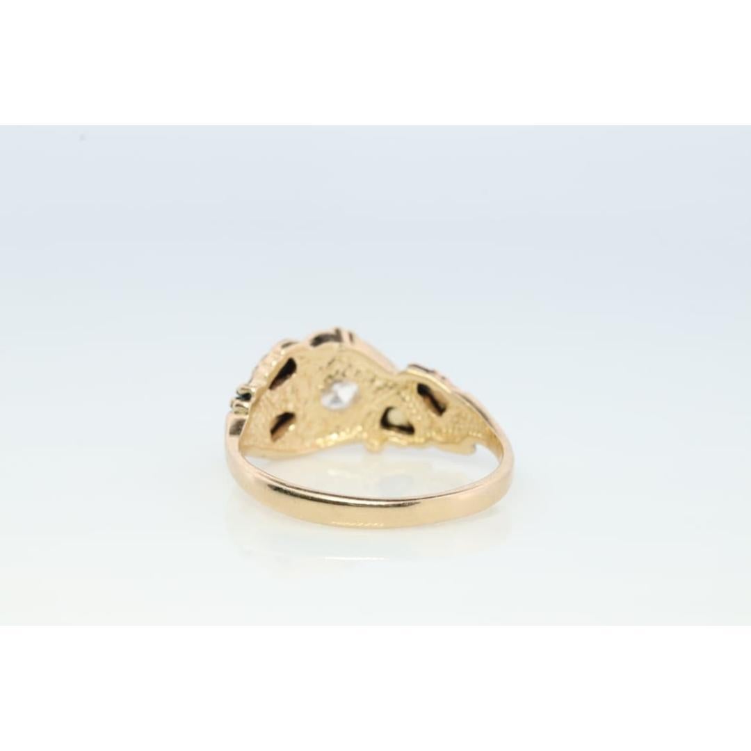Vintage
Talla: 7 US
Materiales: Oro blanco
Piedra preciosa: Diamante
Color de la gema: Incoloro
Color de la banda: Amarillo
Ajustable

Estilo: Mediados de siglo

Anillo multitono vintage y fácilmente reconocible de las Colinas Negras con un