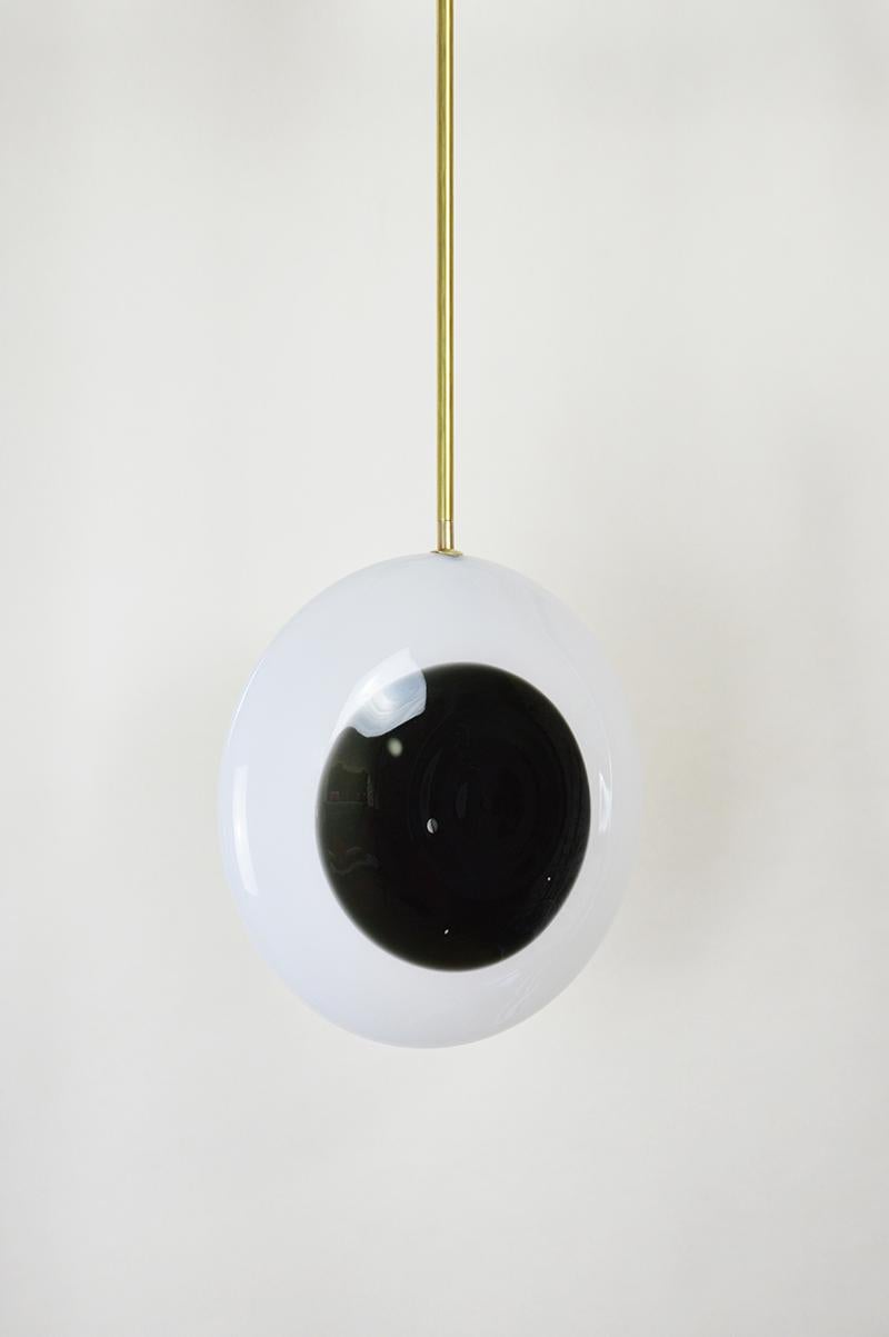 Pendentif trou noir de l'Atelier George
Unique en son genre
Dimensions : Ø 35 x 12,5 cm 
Longueur de la tige : 30 cm
Matériaux : Verre soufflé à la main, fixation en laiton
230/240 Volts 50-60 Hz 3 Watt

Toutes nos lampes peuvent être câblées