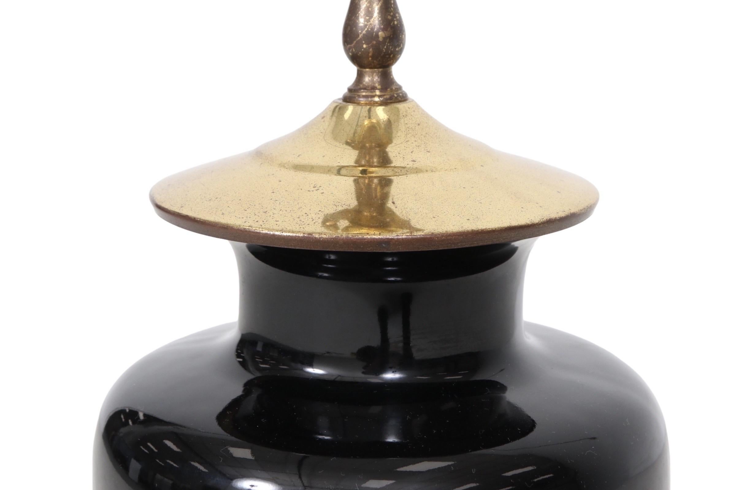 Schwarze Hollywood Regency Tischlampe aus Keramik (Messing) im Angebot