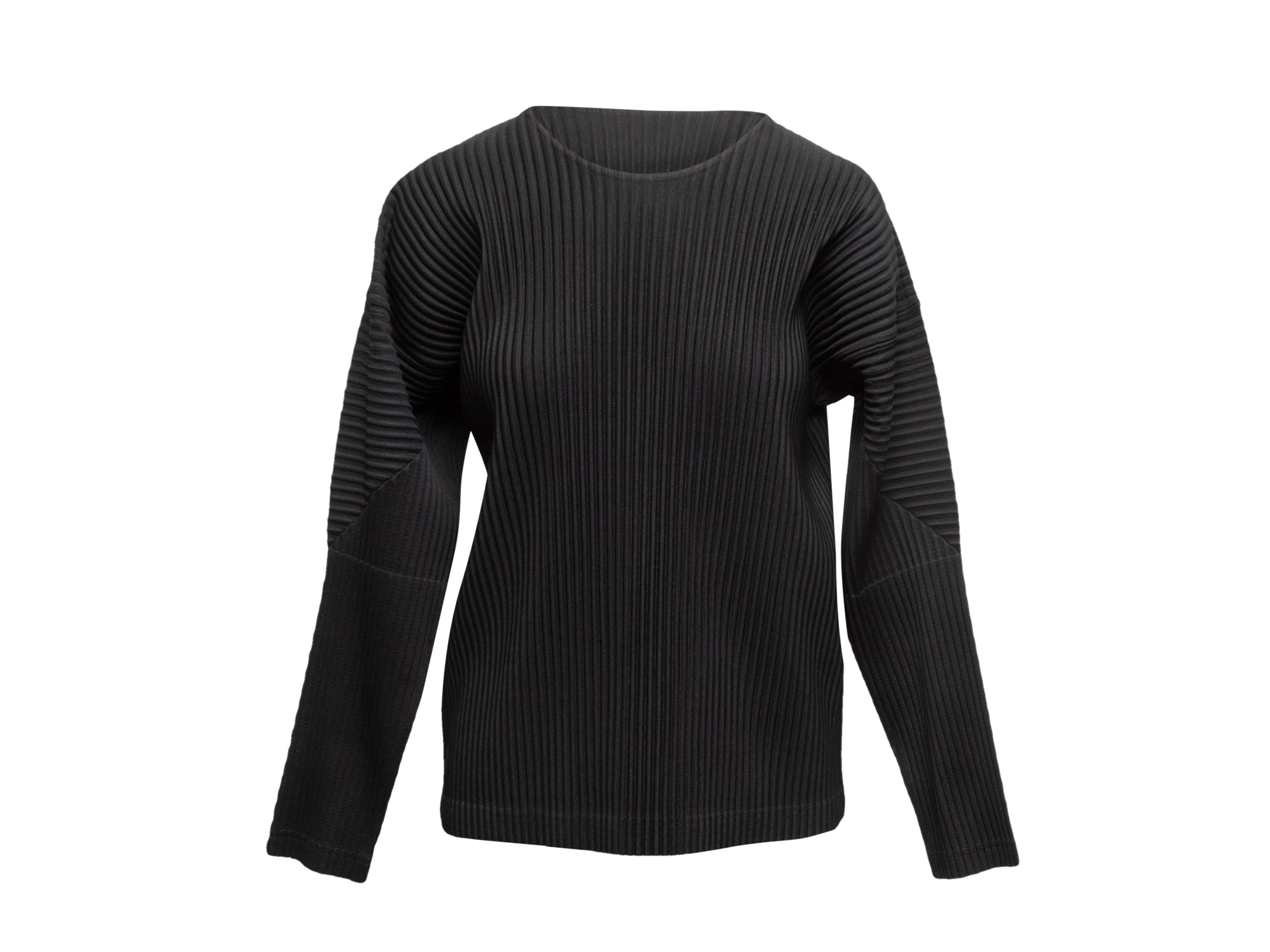 Détails du produit : Top noir en plisse à manches longues de Homme Plisse Issey Miyake. Col ras du cou. Poitrine de 42