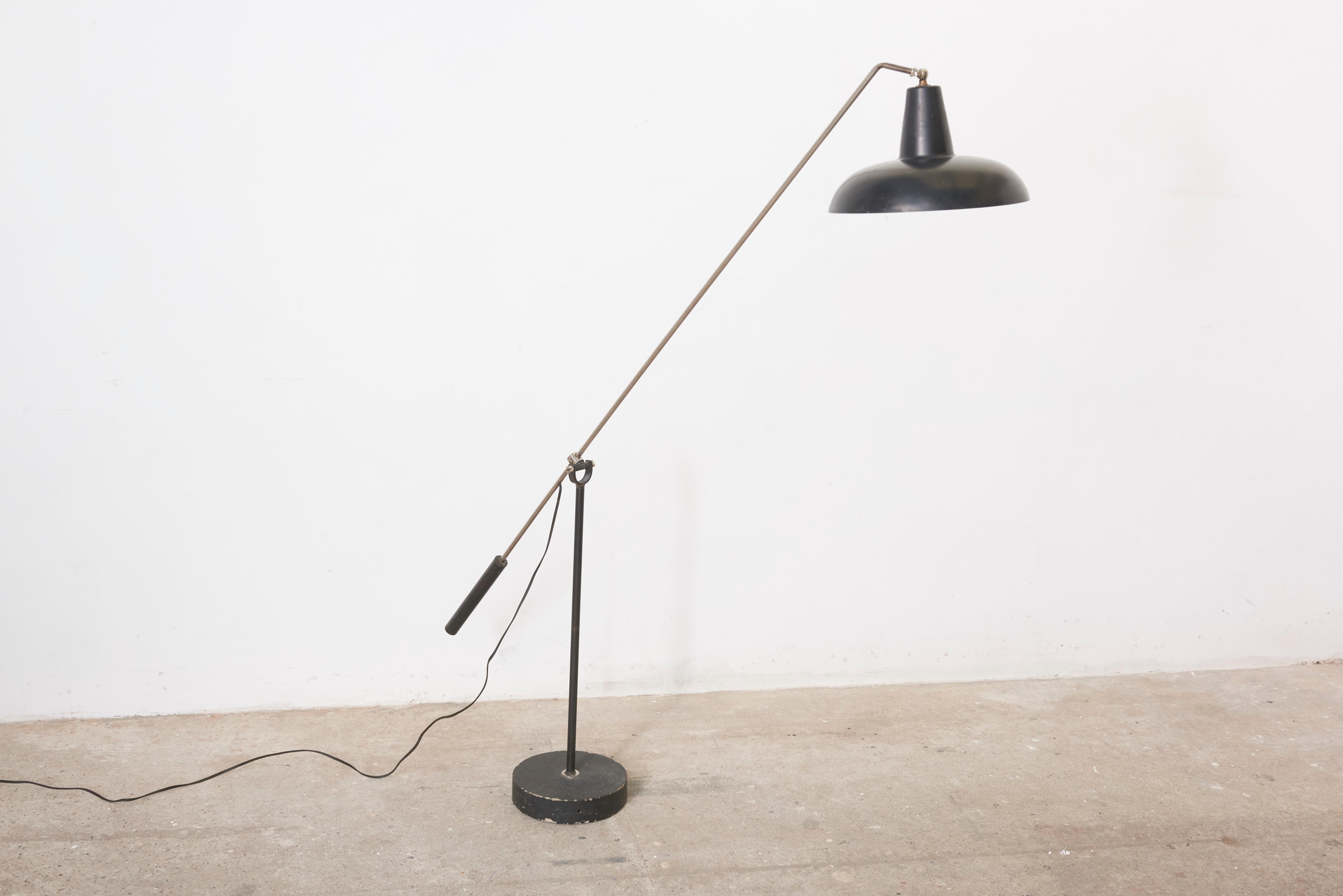 Early model of a counter balance floorlamp from J.J.M. Hoogervorst for Anvia.
The shade and arm are adjustable in all positions as a lamp for reading, mood lighting or as an uplighter.
Considering its age this vintage floor light is in good