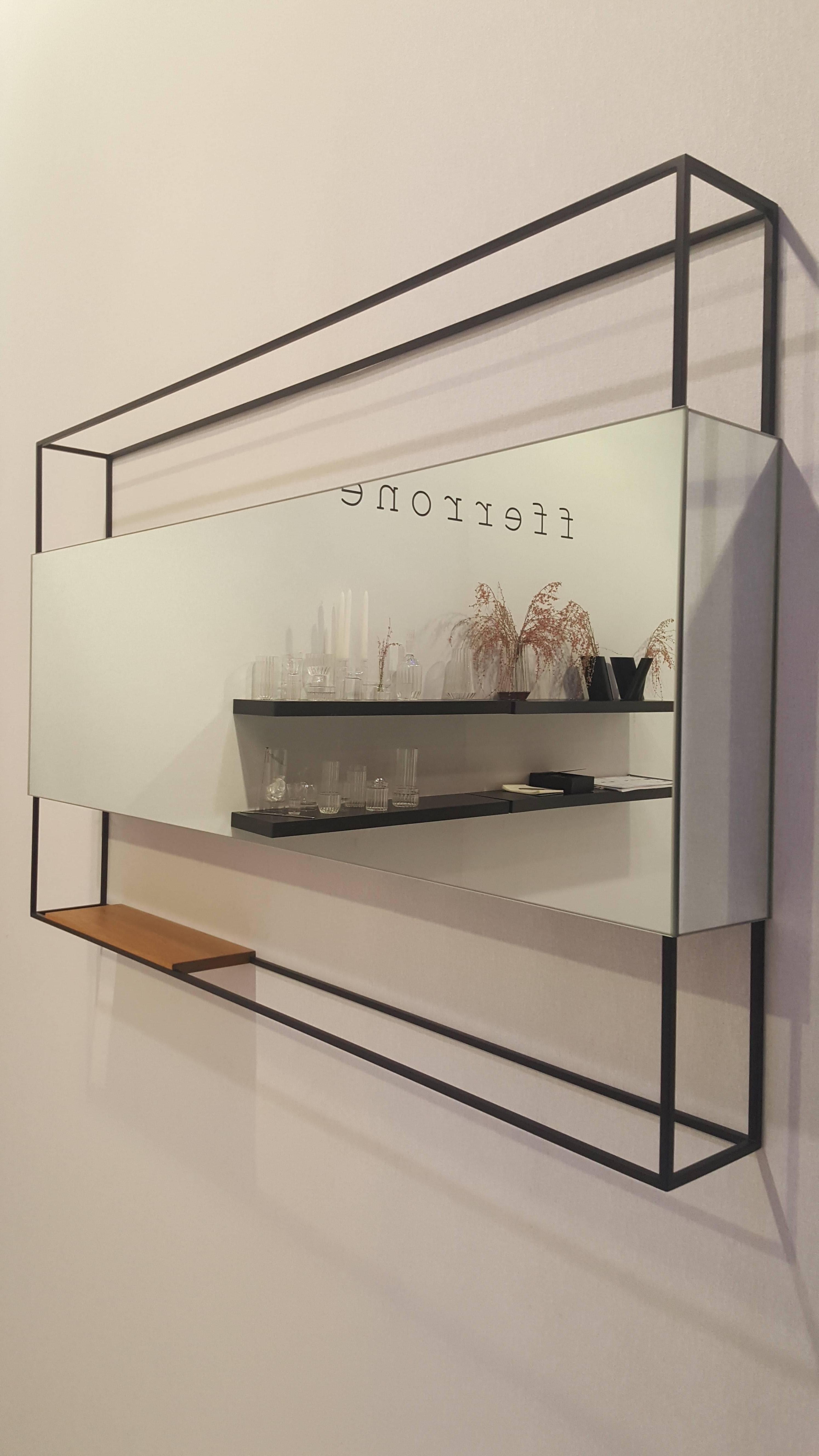 Moderne Miroir contemporain minimal à cadre horizontal noir avec étagère mobile en Oak, USA en vente
