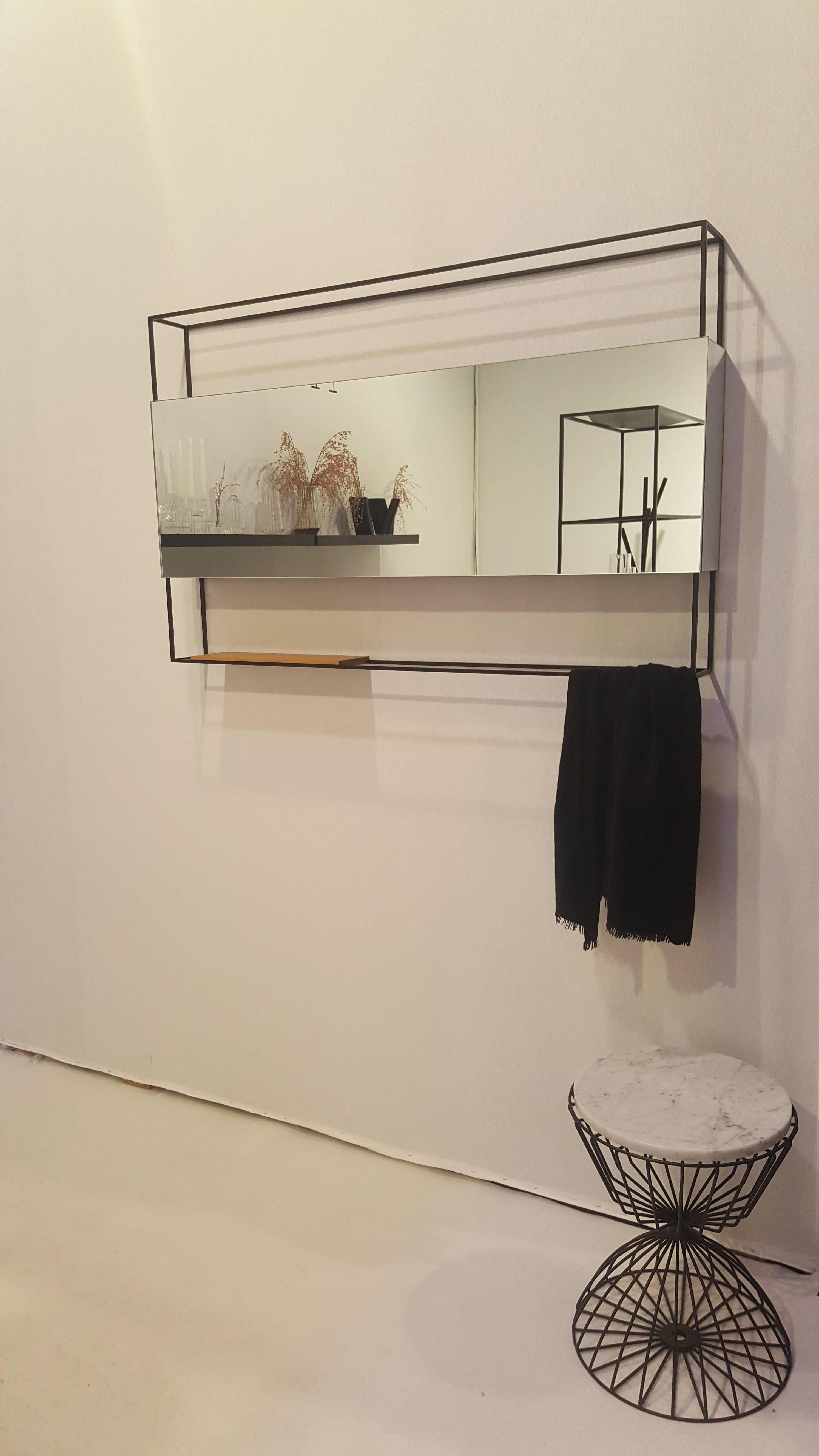 Poudré Miroir contemporain minimal à cadre horizontal noir avec étagère mobile en Oak, USA en vente