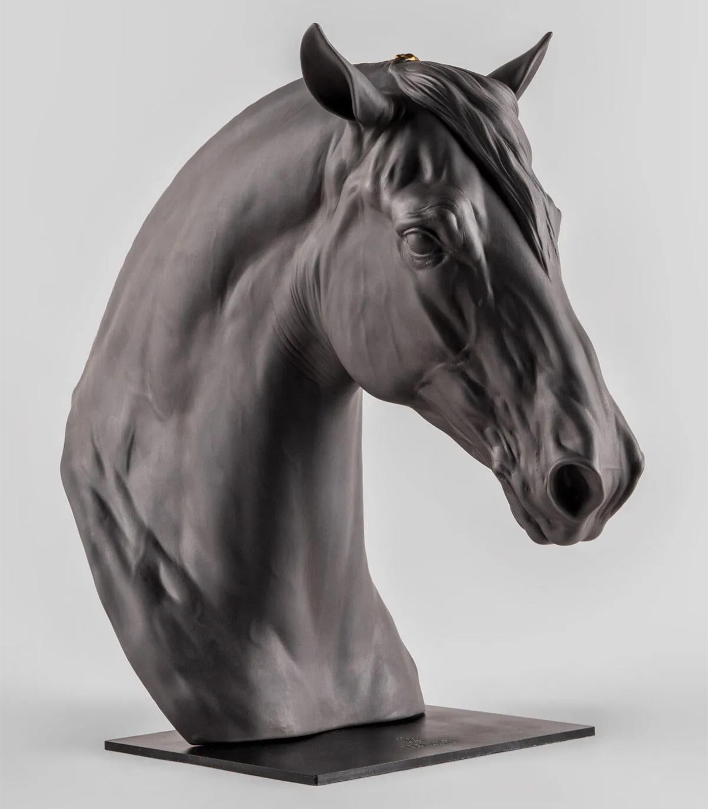 Sculpture Black Horse Head all in fine porcelain
in black matte finish with braided mane in copper
gold finish. Sculpture on base.