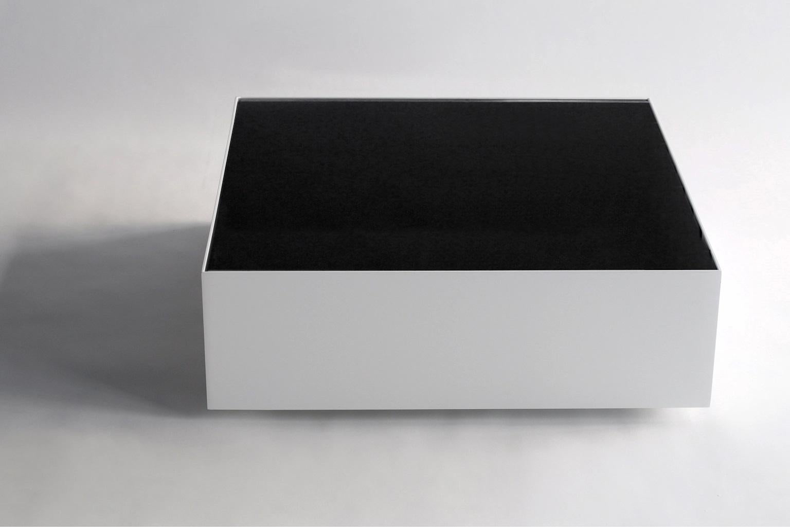 Table basse à glace noire par Phase Design
Dimensions : P 76,2 x L 76,2 x H 25,4 cm.
MATERIAL : Verre de tympan et métal peint par poudrage en blanc.

Table basse en acier avec plateau en verre spandrel. Disponible en finition chrome poli ou