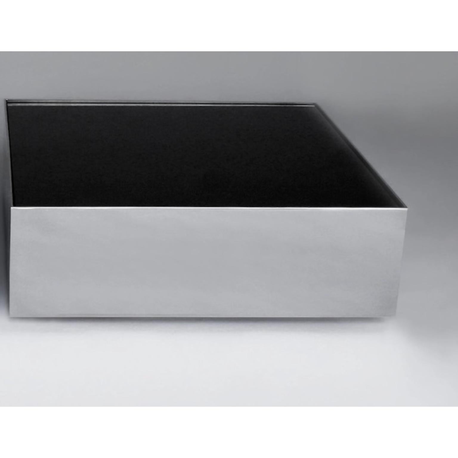 Table basse à glace noire par Phase Design
Dimensions : P 76,2 x L 76,2 x H 25,4 cm.
MATERIAL : Verre de tympan et métal chromé poli.

Table basse en acier avec plateau en verre spandrel. Disponible en finition chrome poli ou peinture en poudre. Les