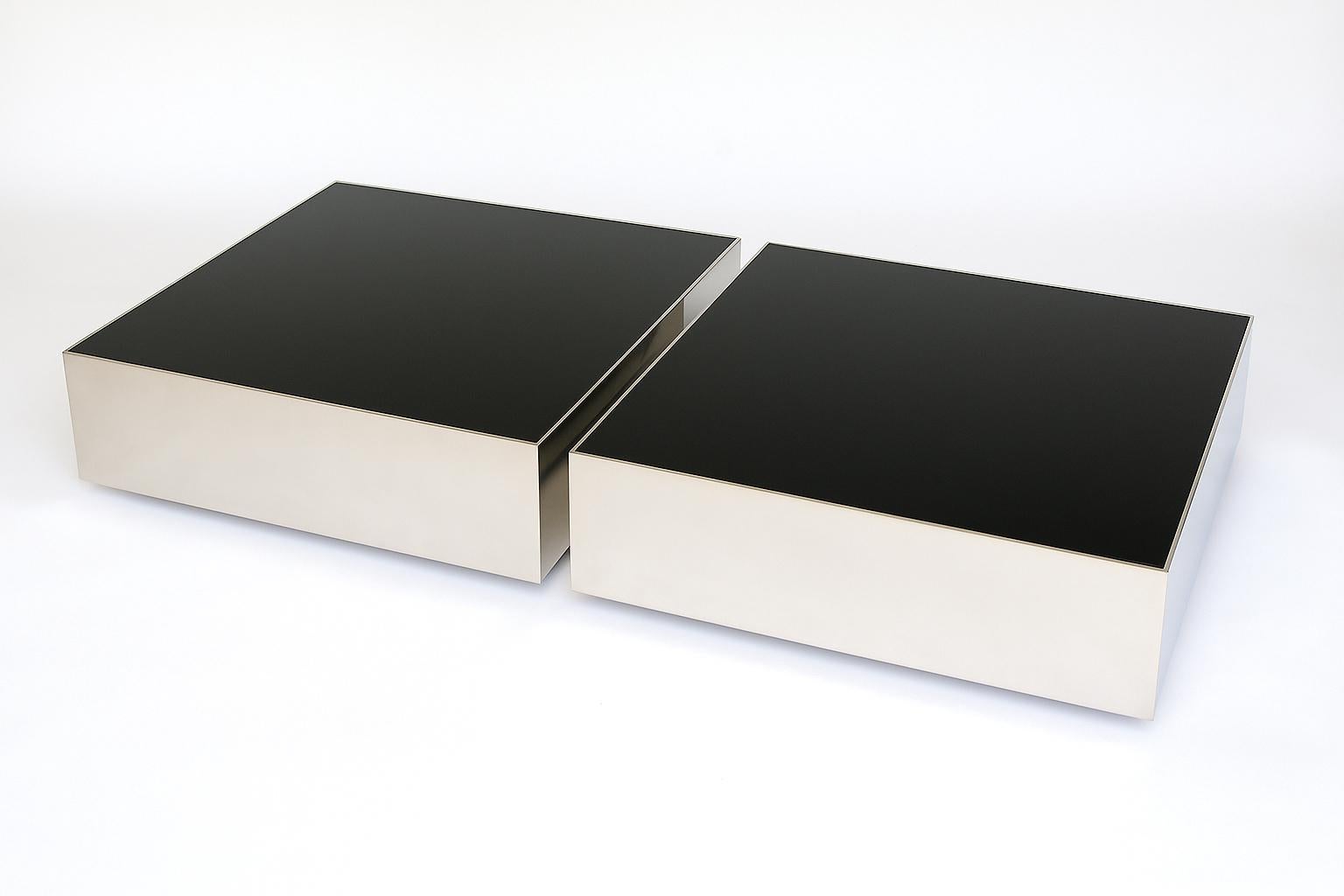 Die Black-Ice-Wahlurne erinnert an den Geist des Minimalisten Donald Judd. Klare Linien vereinen sich zu einer Stahlbox mit einer schlanken, versenkten Glasplatte. Der Tisch ist aus Stahl gefertigt und verchromt oder pulverbeschichtet.

*Die Preise