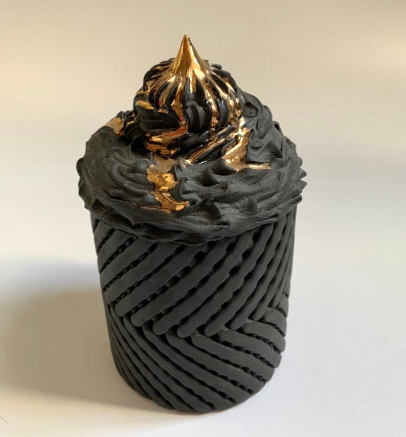 Chocolate Icing Topped with Gold Syrup on Circular Lattice Body For Sale