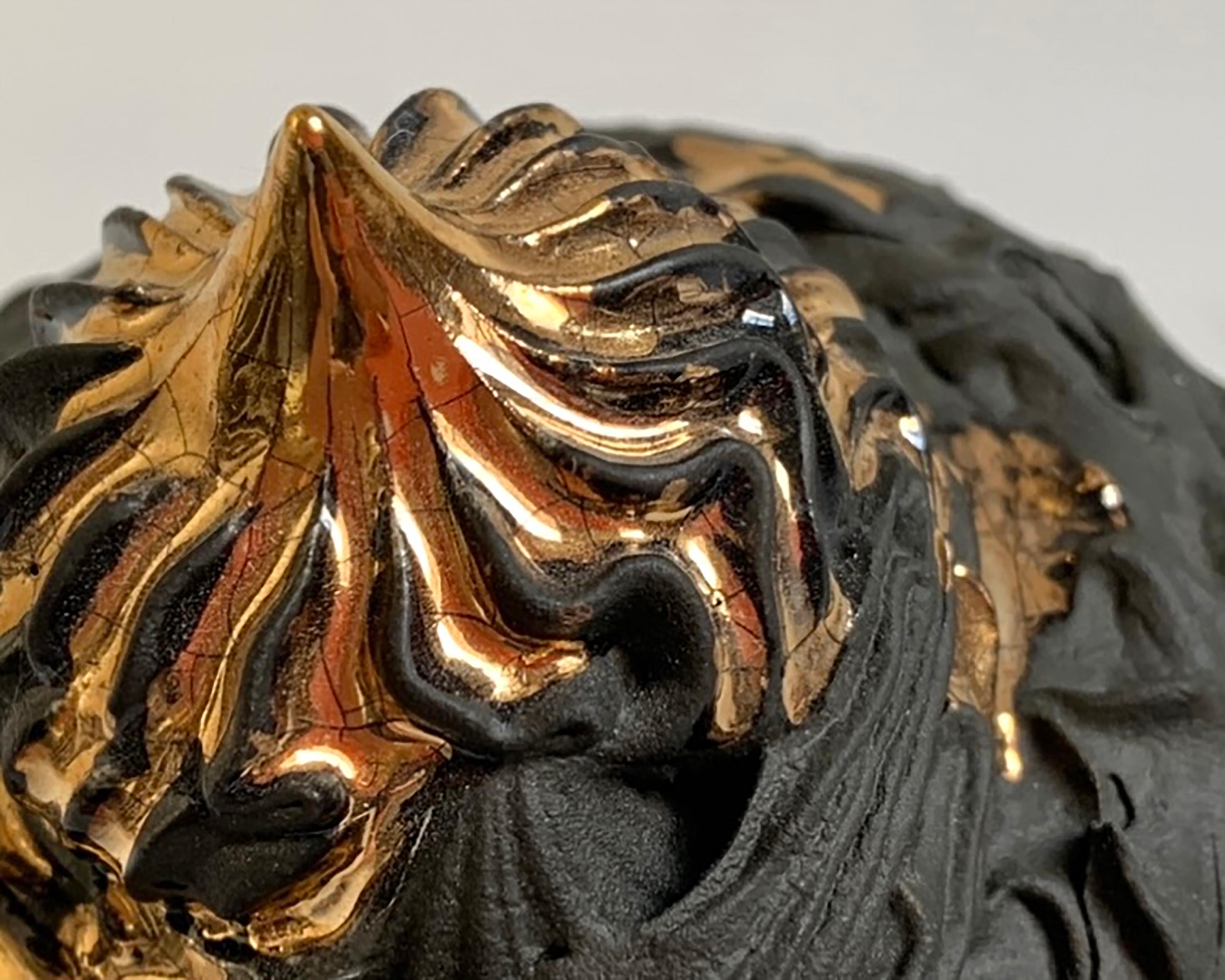 American Chocolate Icing Topped with Gold Syrup on Circular Lattice Body For Sale