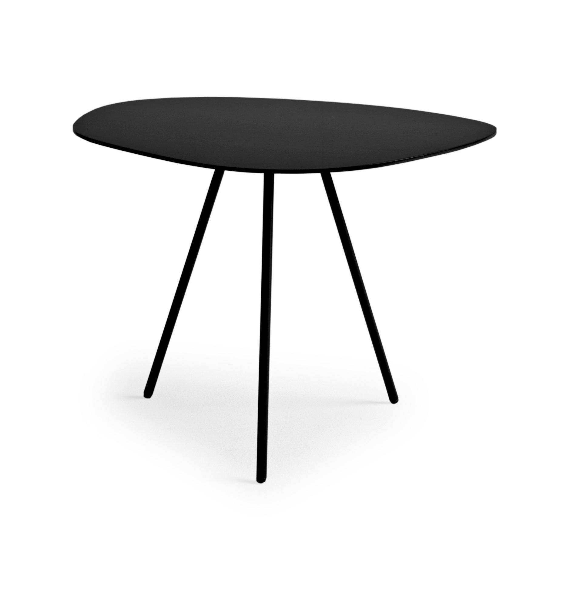 Petite table basse en galets noirs par Kenneth Cobonpue.
Matériaux : Noir, sapelli, acier. 
Également disponible dans d'autres couleurs et pour l'extérieur. 
Dimensions : 43 cm x 54 cm x H 40 cm 

Le galet reprend de manière ludique les formes que
