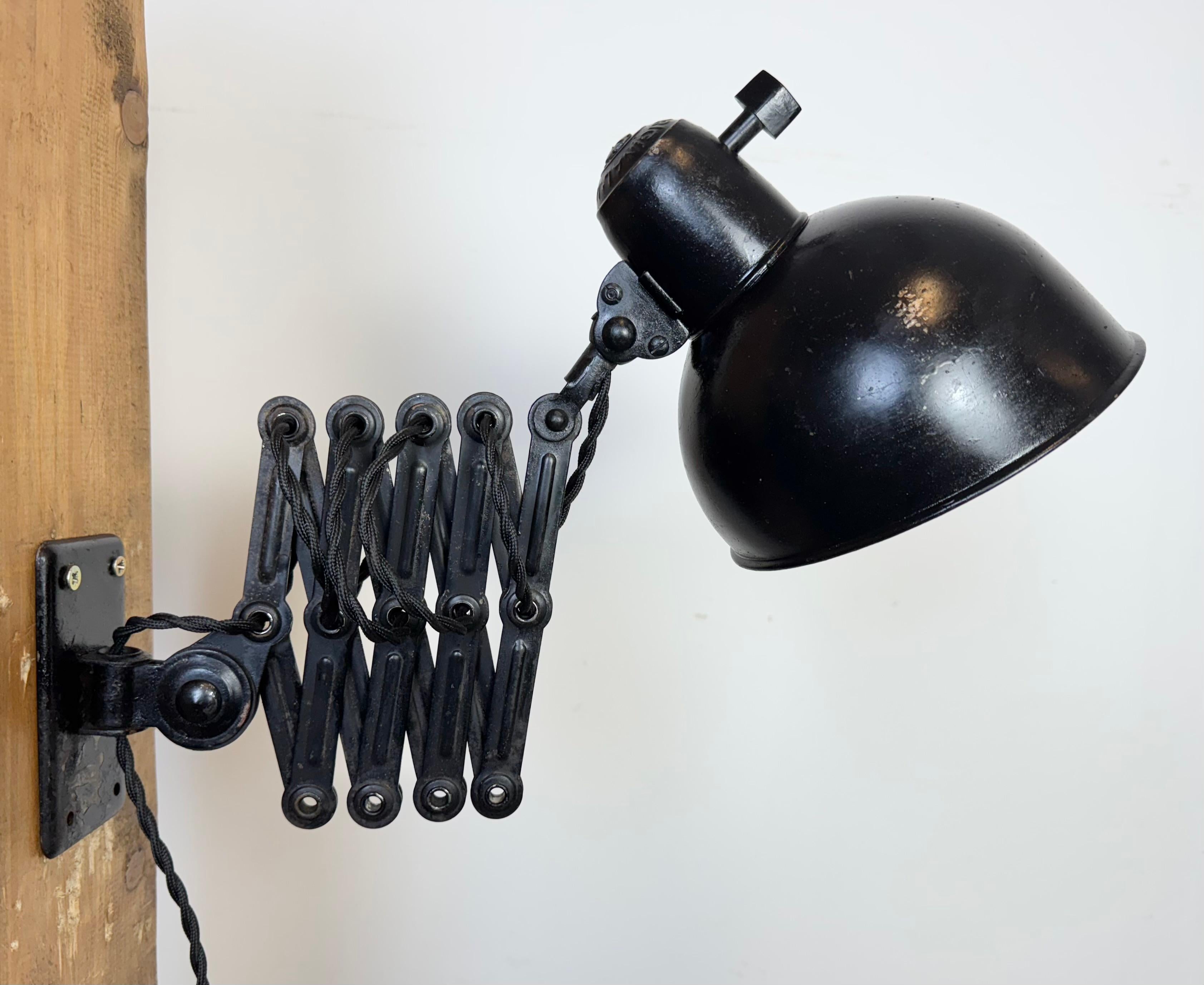 Lámpara de pared de tijera negra industrial Bauhaus de Kaiser Idell, años 30 en venta 4