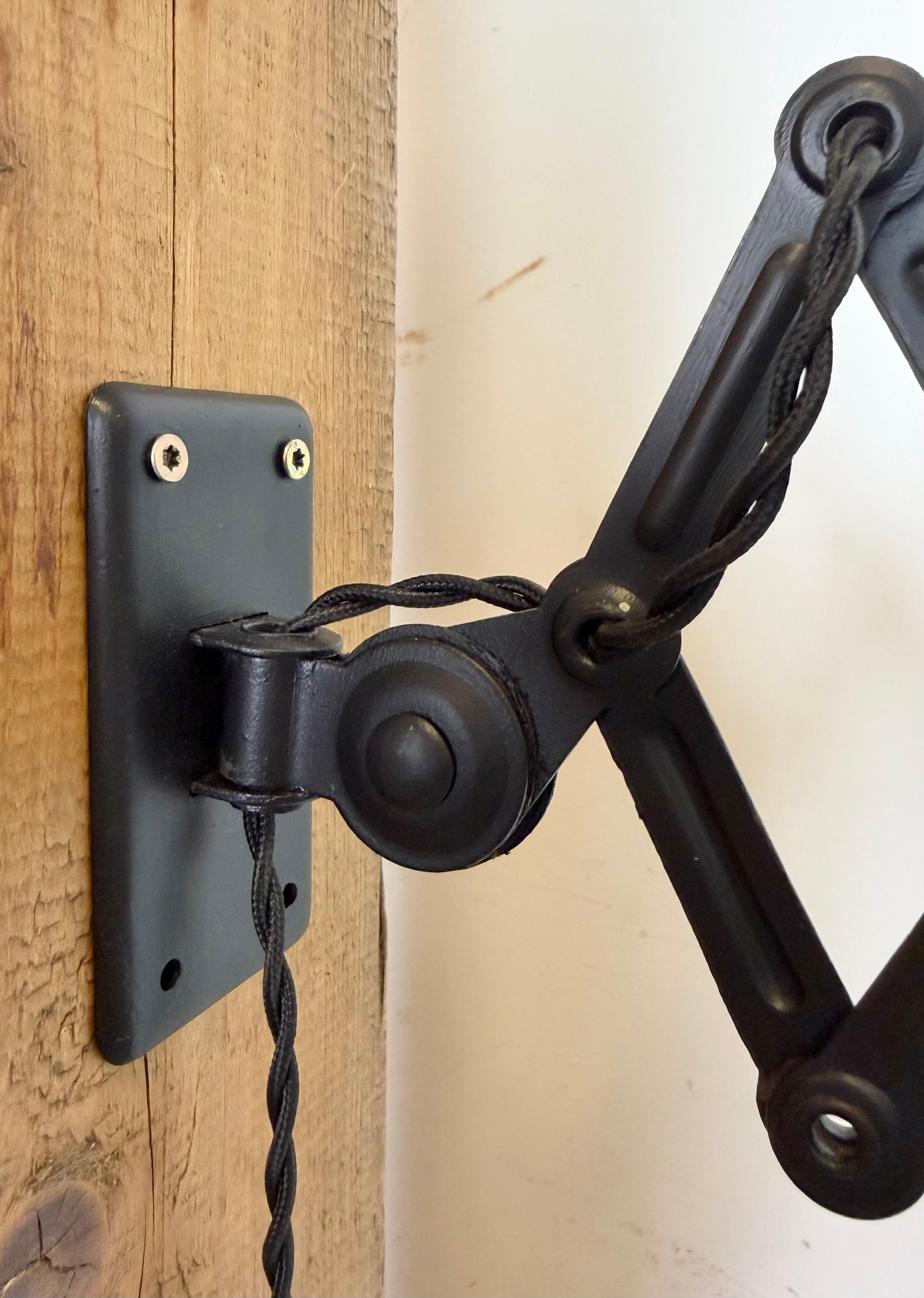 Lampe murale ciseau industrielle Bauhaus noire de Kaiser Idell, années 1930 en vente 4