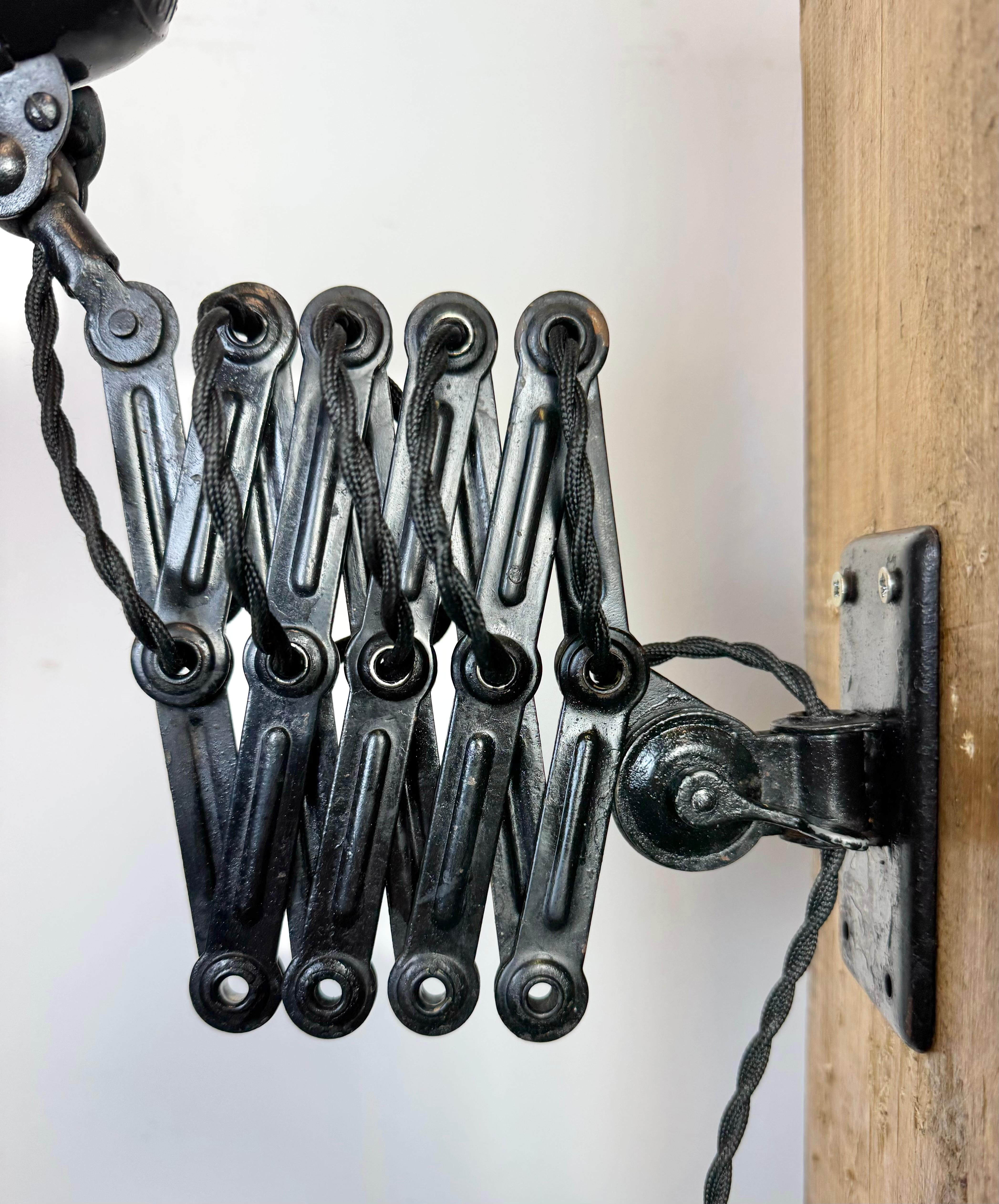 Lámpara de pared de tijera negra industrial Bauhaus de Kaiser Idell, años 30 en venta 5