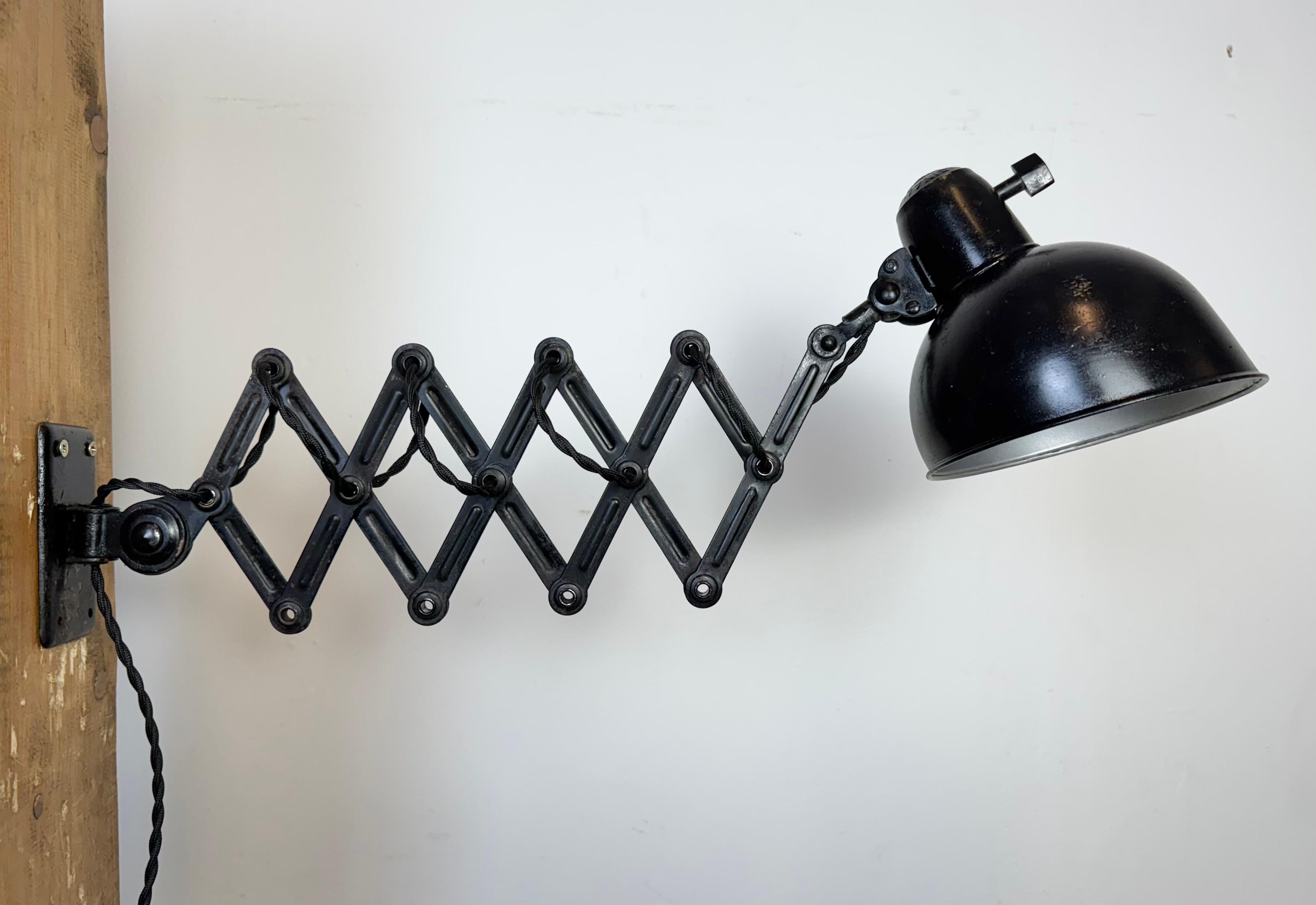 Lámpara de pared de tijera negra industrial Bauhaus de Kaiser Idell, años 30 en venta 6