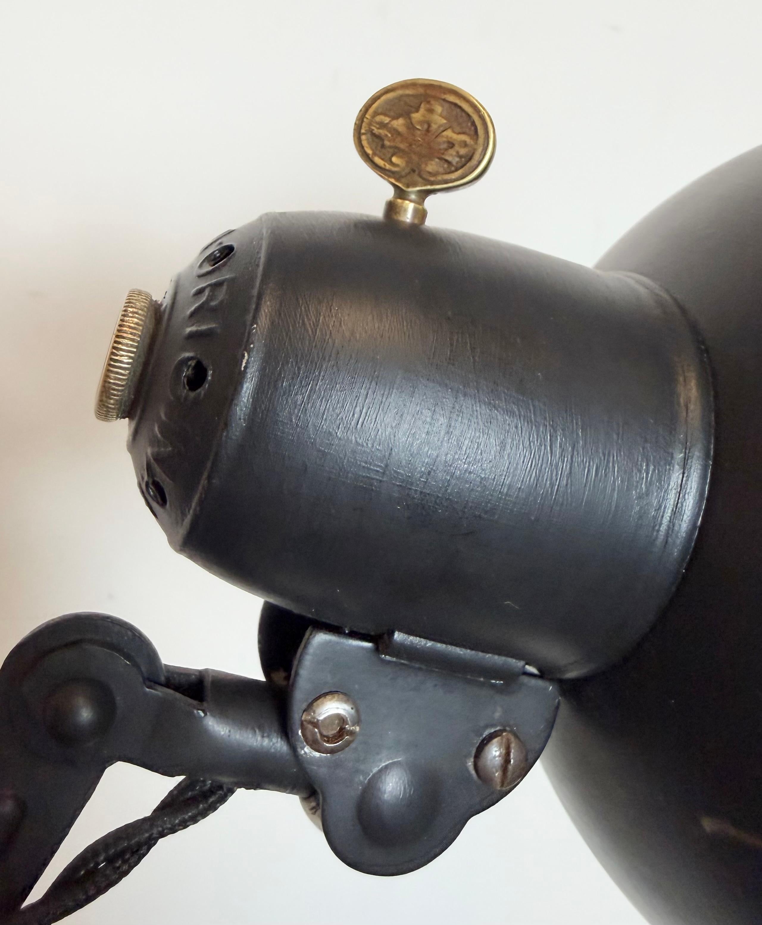 Lampe murale ciseau industrielle Bauhaus noire de Kaiser Idell, années 1930 en vente 6