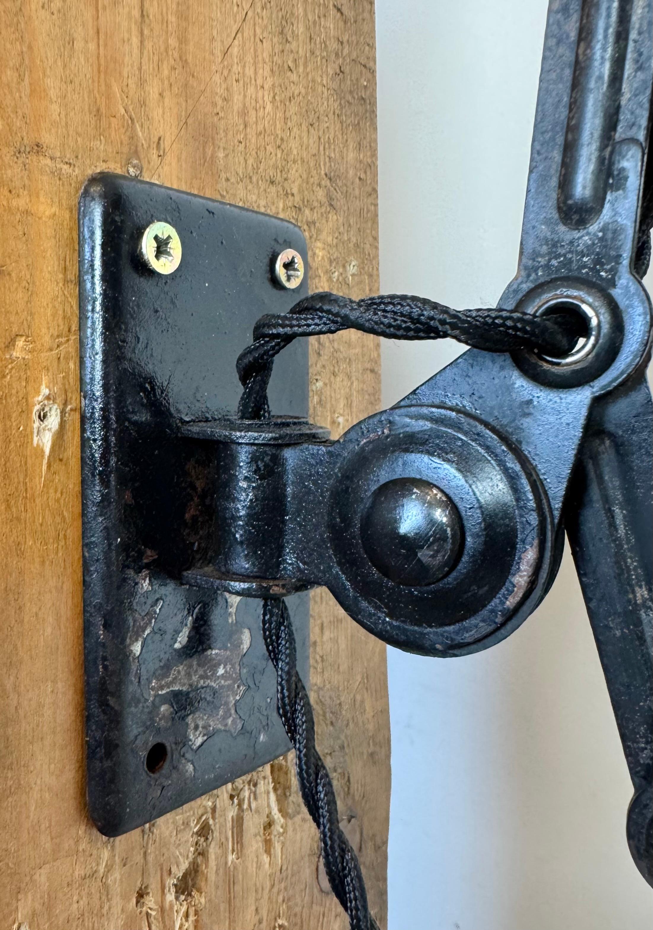 Lámpara de pared de tijera negra industrial Bauhaus de Kaiser Idell, años 30 en venta 7