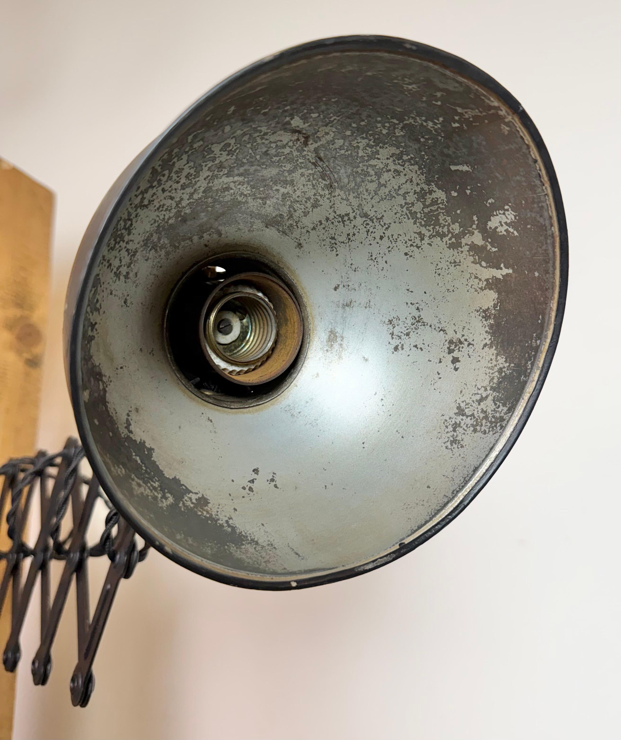 Lampe murale ciseau industrielle Bauhaus noire de Kaiser Idell, années 1930 en vente 7