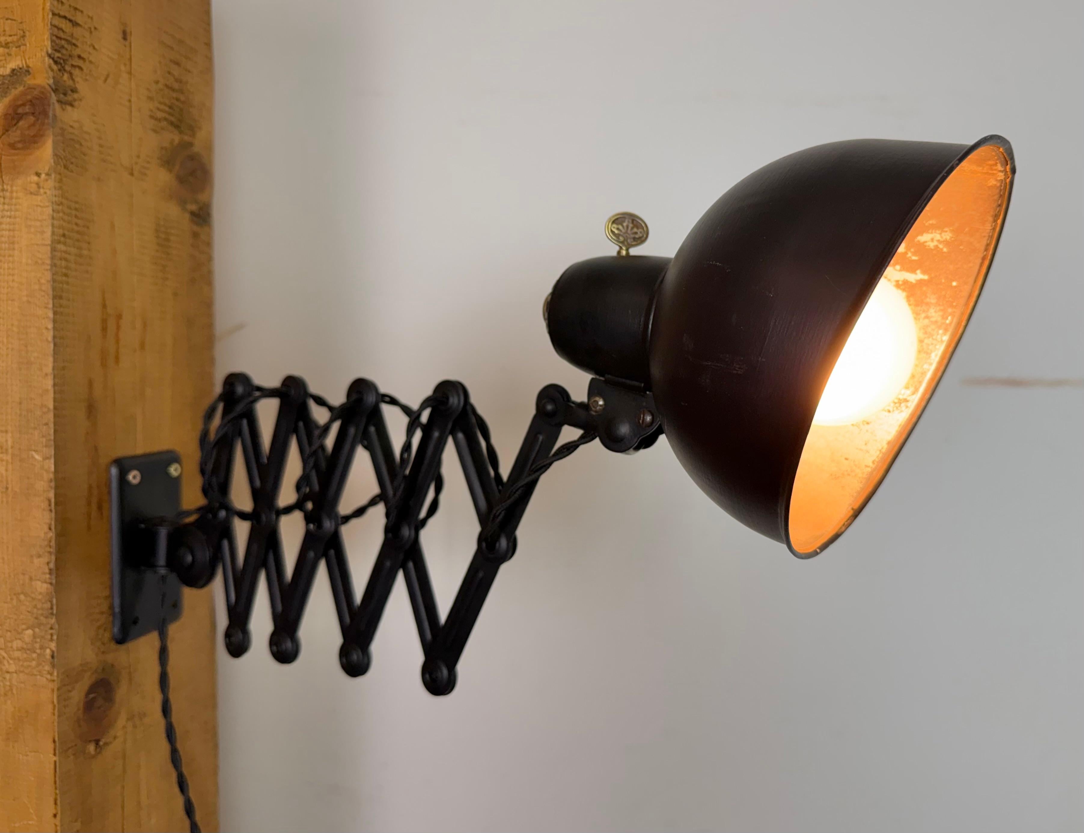 Lampe murale ciseau industrielle Bauhaus noire de Kaiser Idell, années 1930 en vente 8