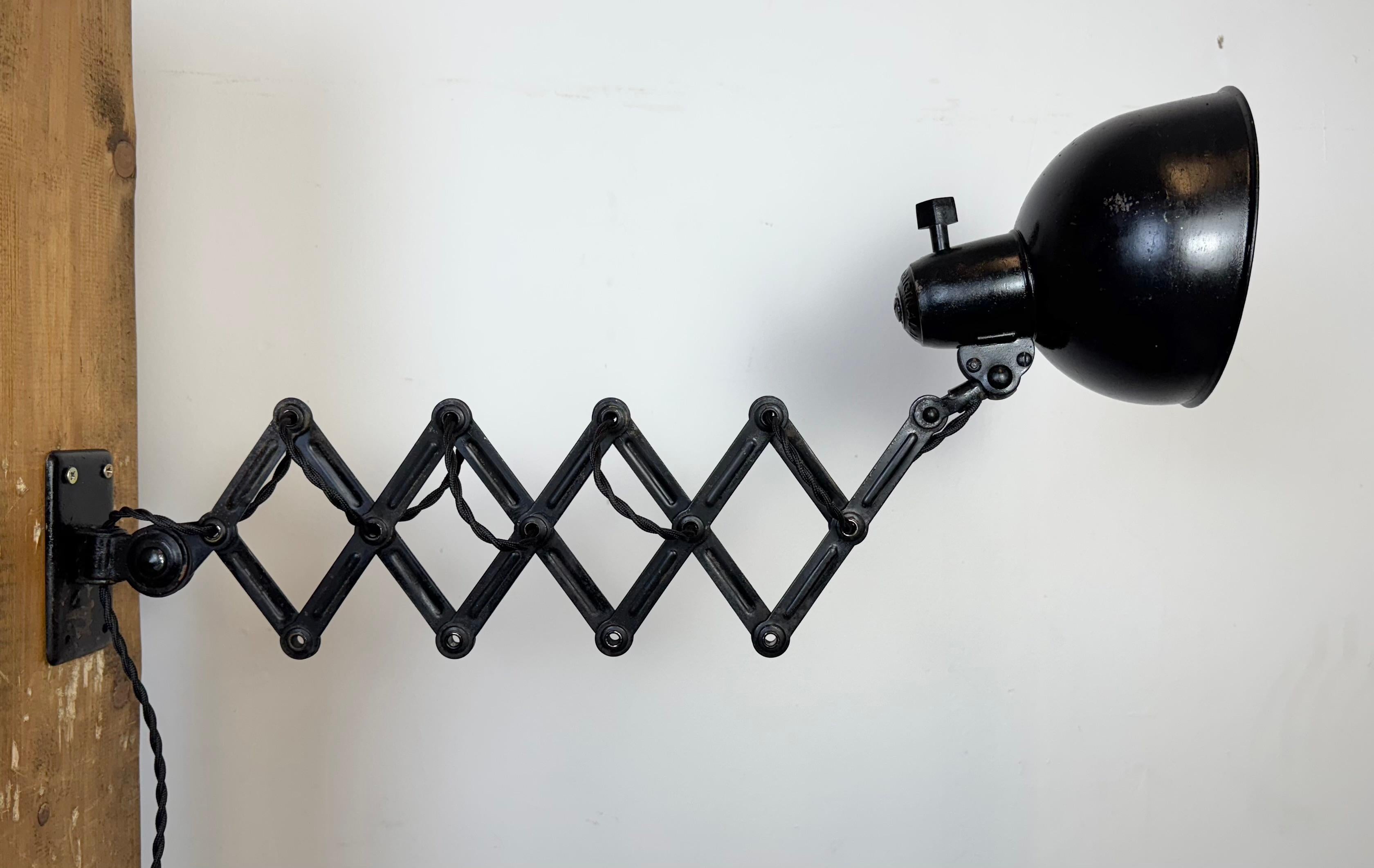 Lámpara de pared de tijera negra industrial Bauhaus de Kaiser Idell, años 30 en venta 9