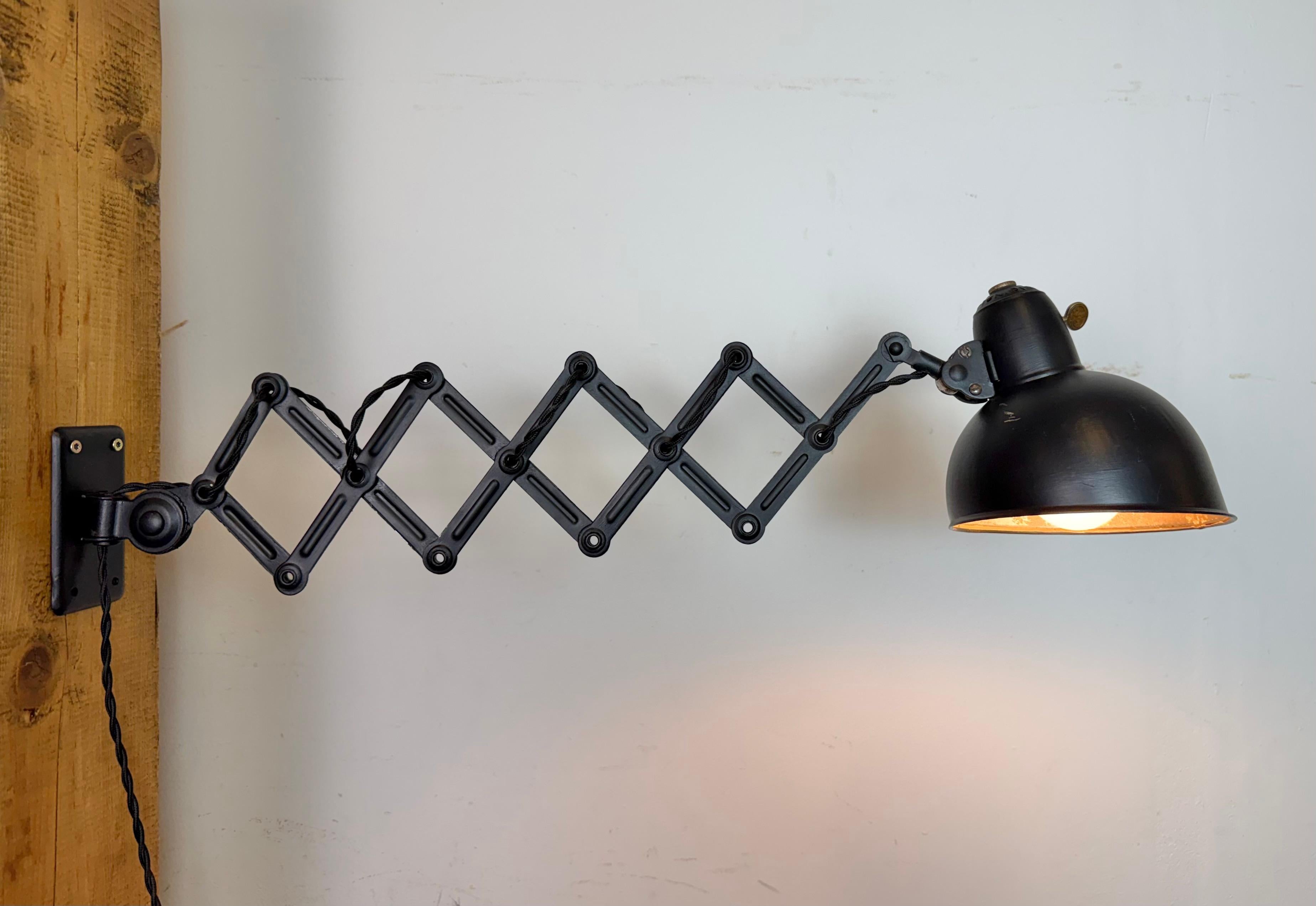 Lampe murale ciseau industrielle Bauhaus noire de Kaiser Idell, années 1930 en vente 9