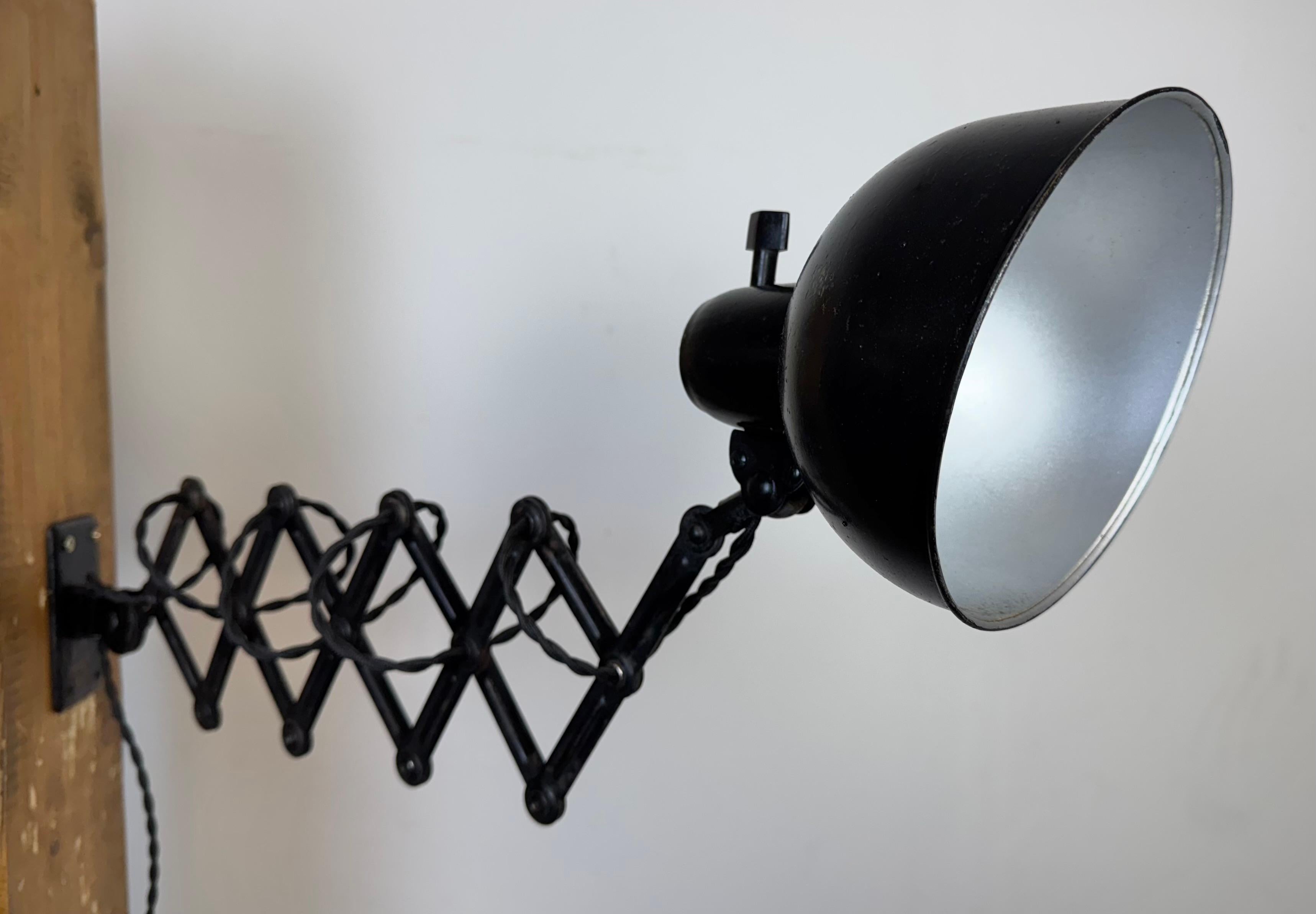 Lámpara de pared de tijera negra industrial Bauhaus de Kaiser Idell, años 30 en venta 10