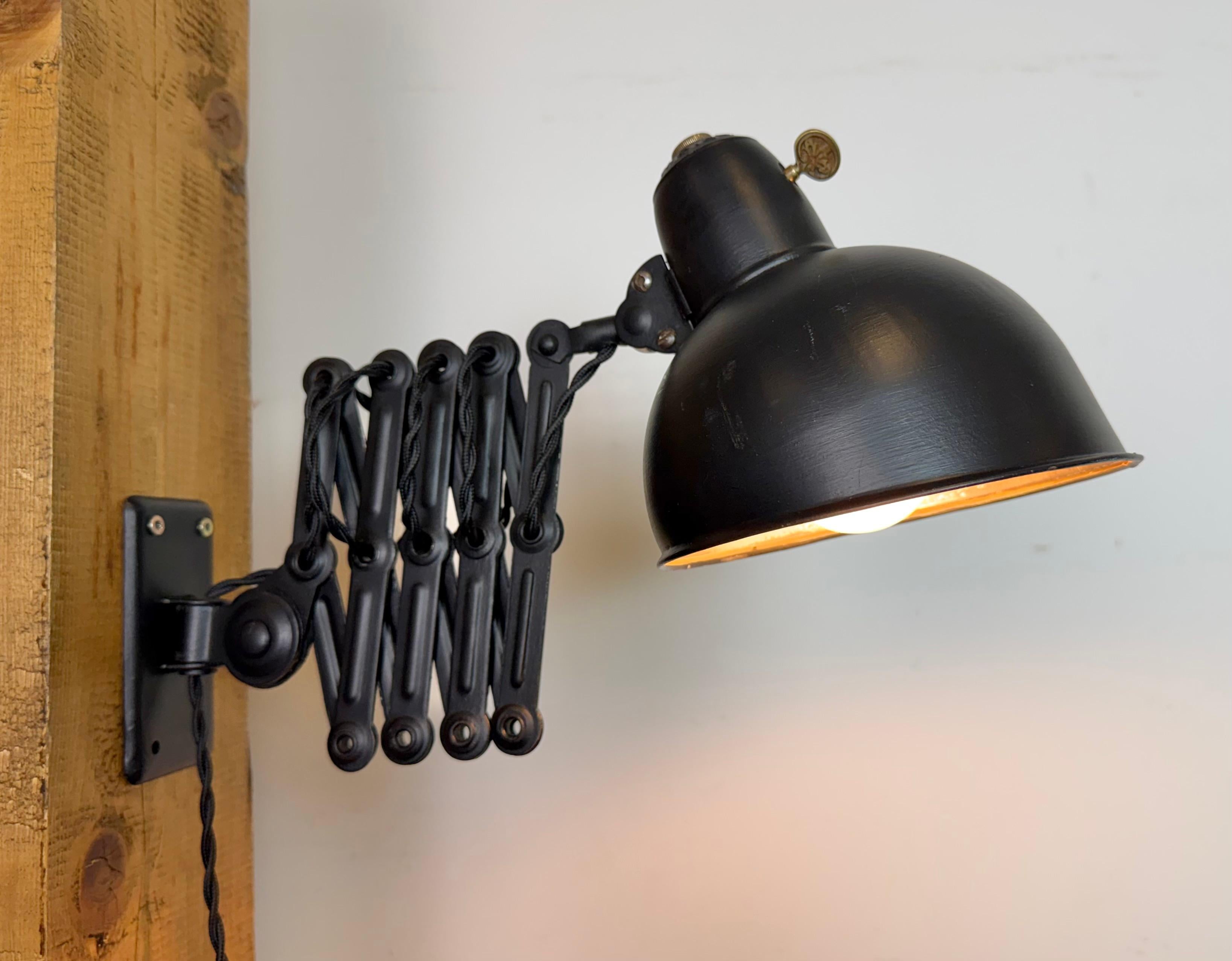 Lampe murale ciseau industrielle Bauhaus noire de Kaiser Idell, années 1930 en vente 10