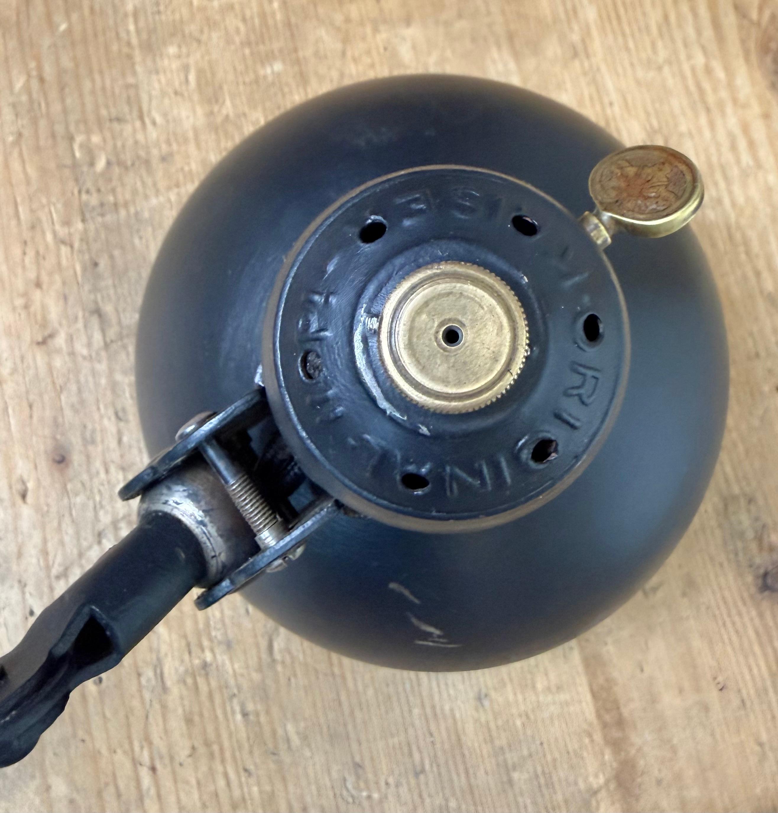 Lampe murale ciseau industrielle Bauhaus noire de Kaiser Idell, années 1930 en vente 11