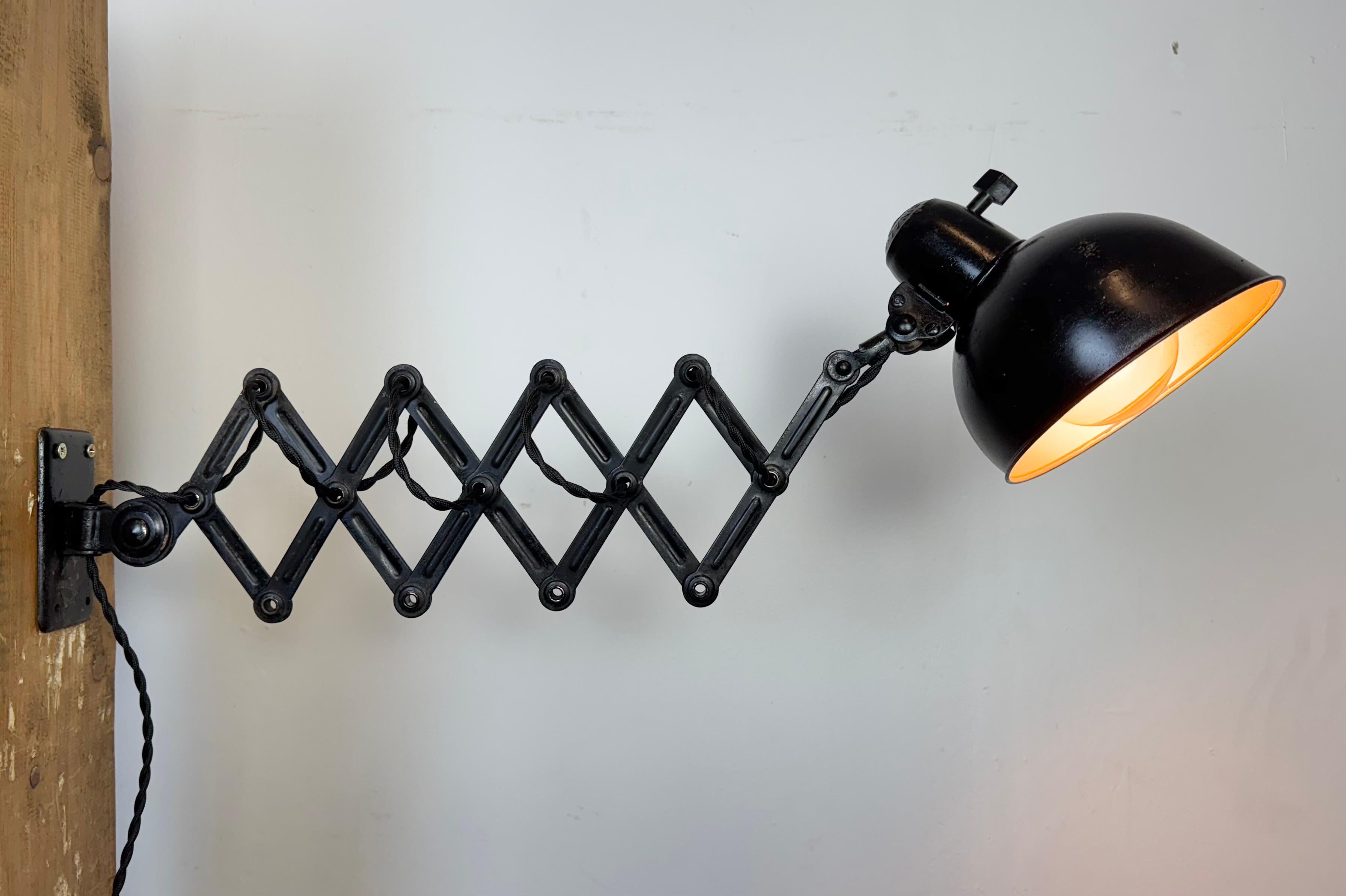 Lámpara de pared de tijera negra industrial Bauhaus de Kaiser Idell, años 30 en venta 12
