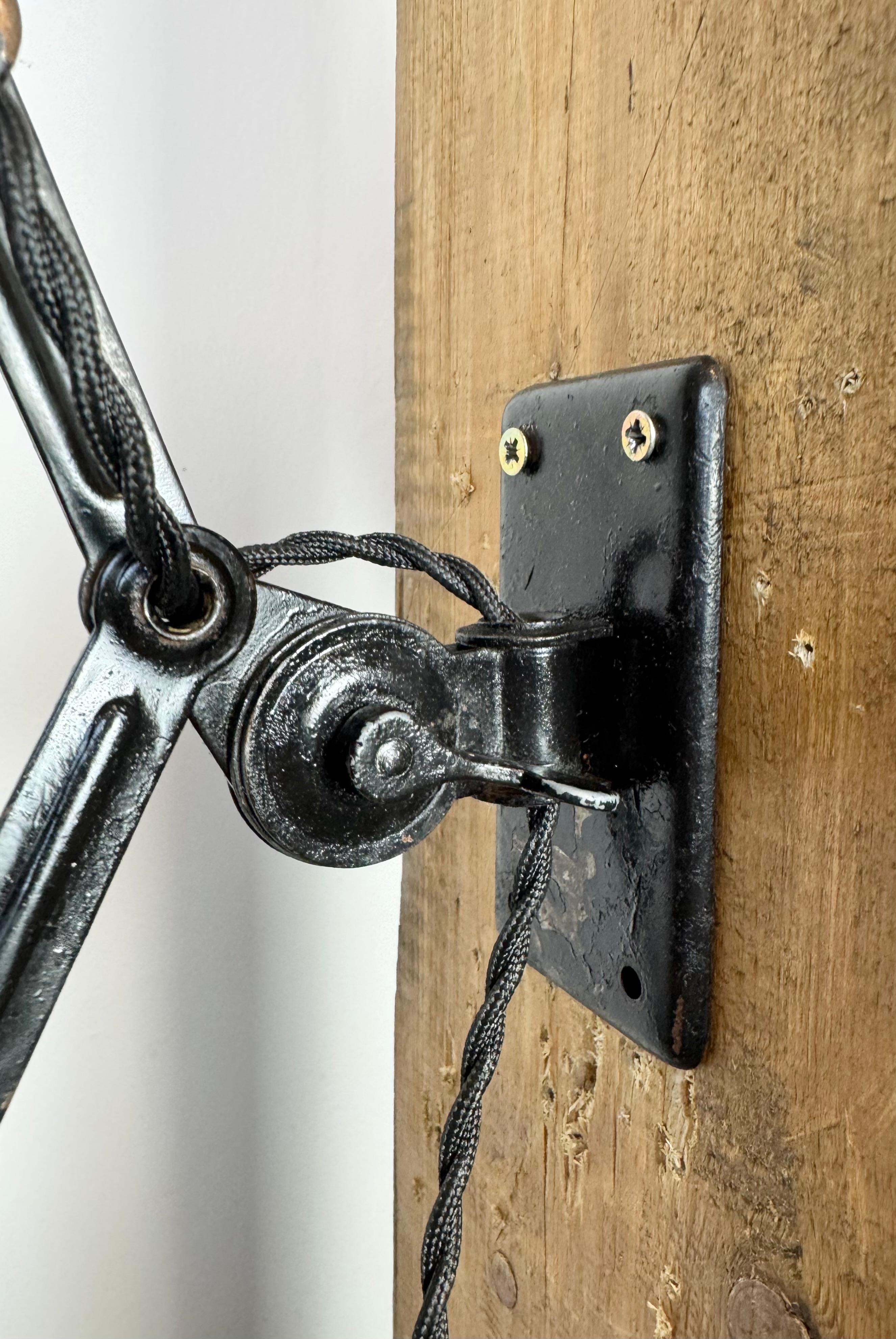 Lámpara de pared de tijera negra industrial Bauhaus de Kaiser Idell, años 30 Industrial en venta