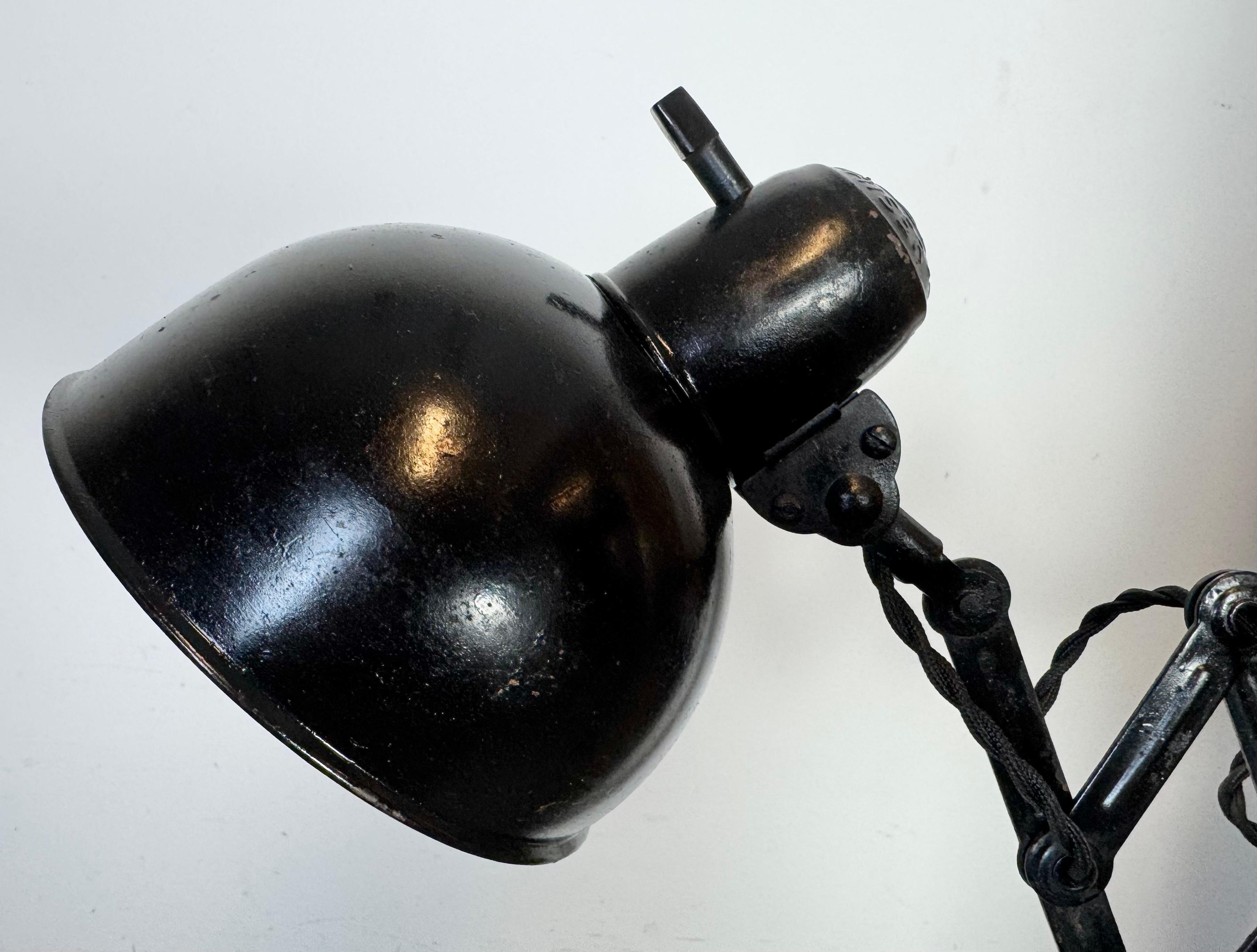 Lámpara de pared de tijera negra industrial Bauhaus de Kaiser Idell, años 30 Alemán en venta
