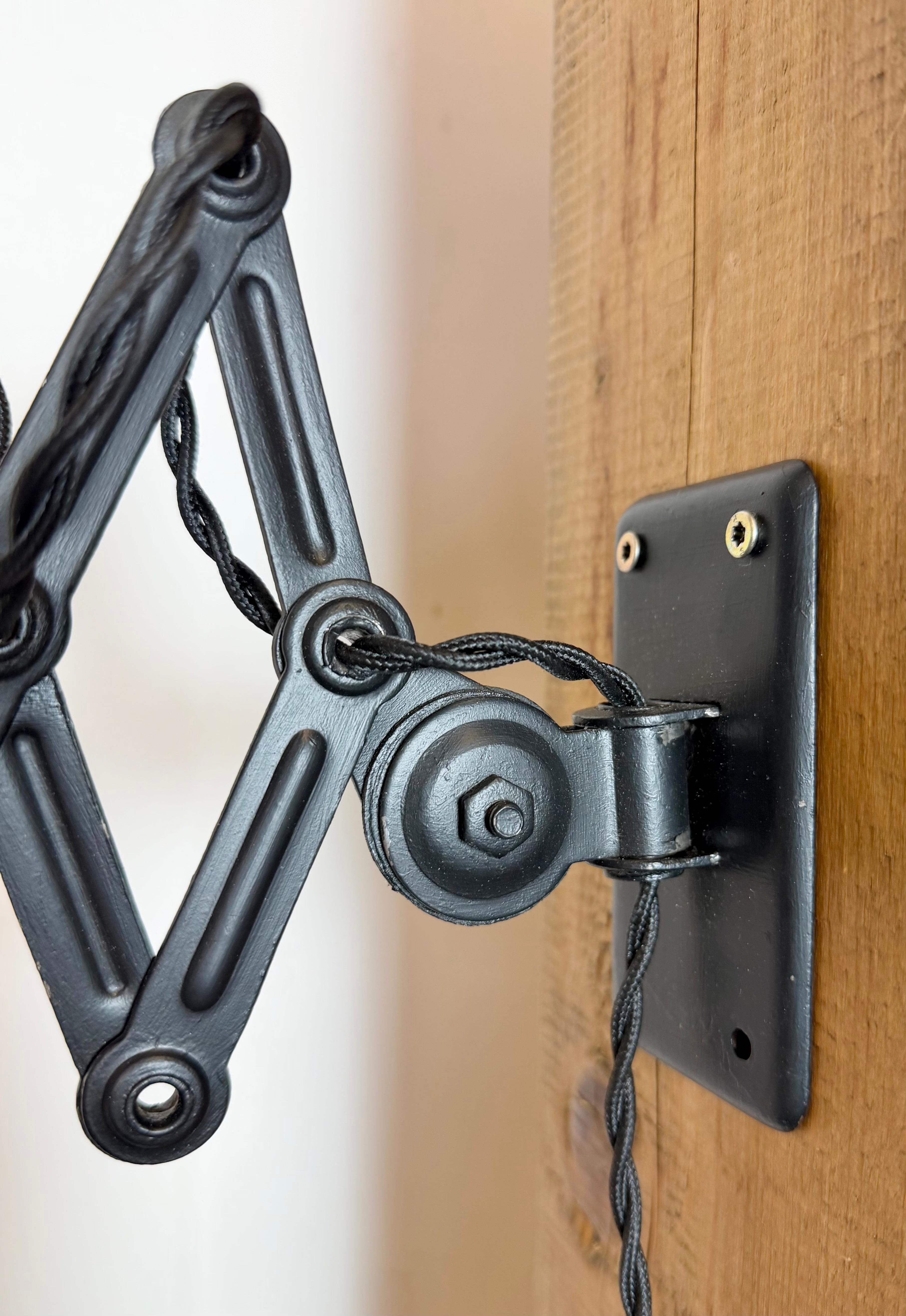 Allemand Lampe murale ciseau industrielle Bauhaus noire de Kaiser Idell, années 1930 en vente