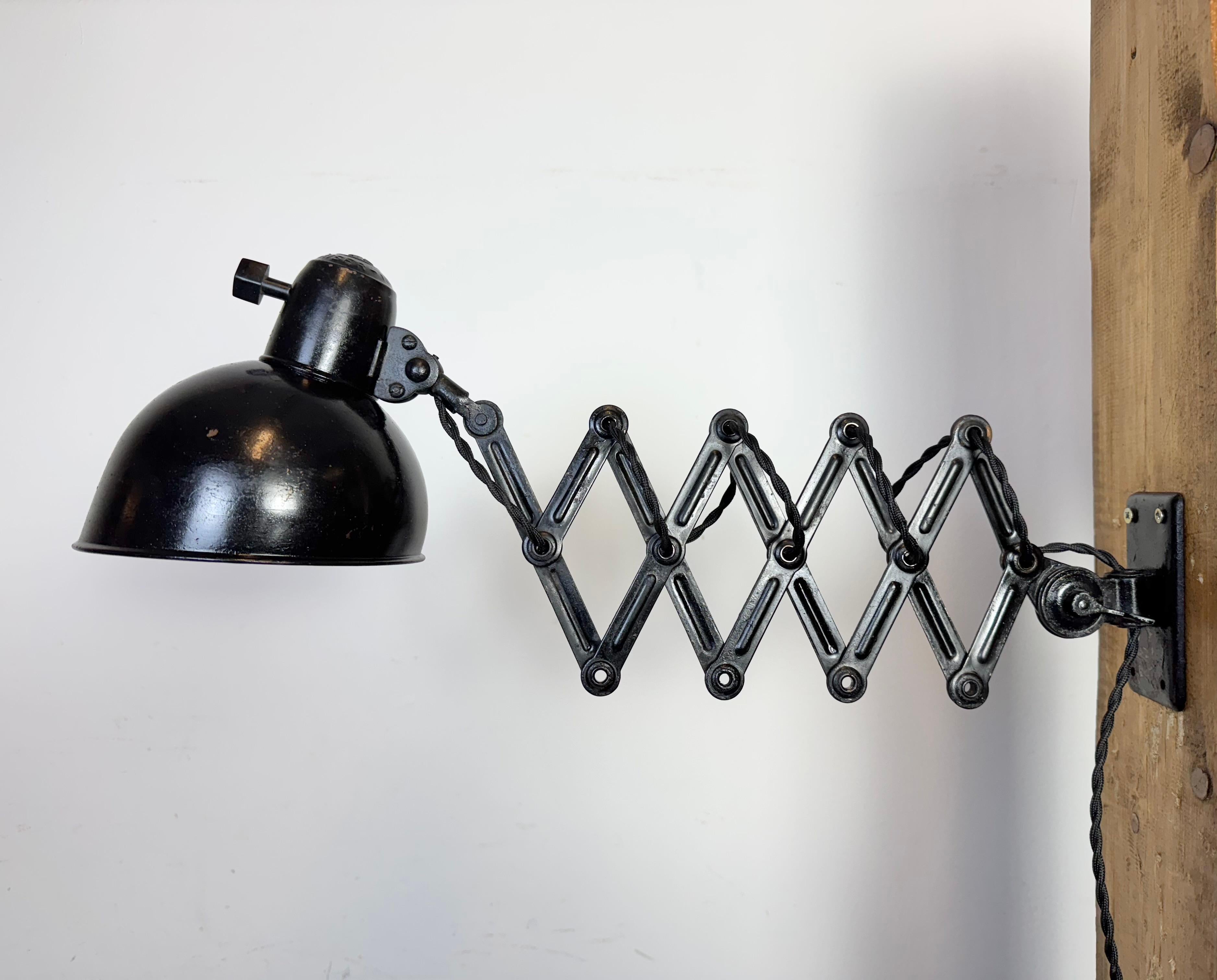 Lámpara de pared de tijera negra industrial Bauhaus de Kaiser Idell, años 30 Lacado en venta