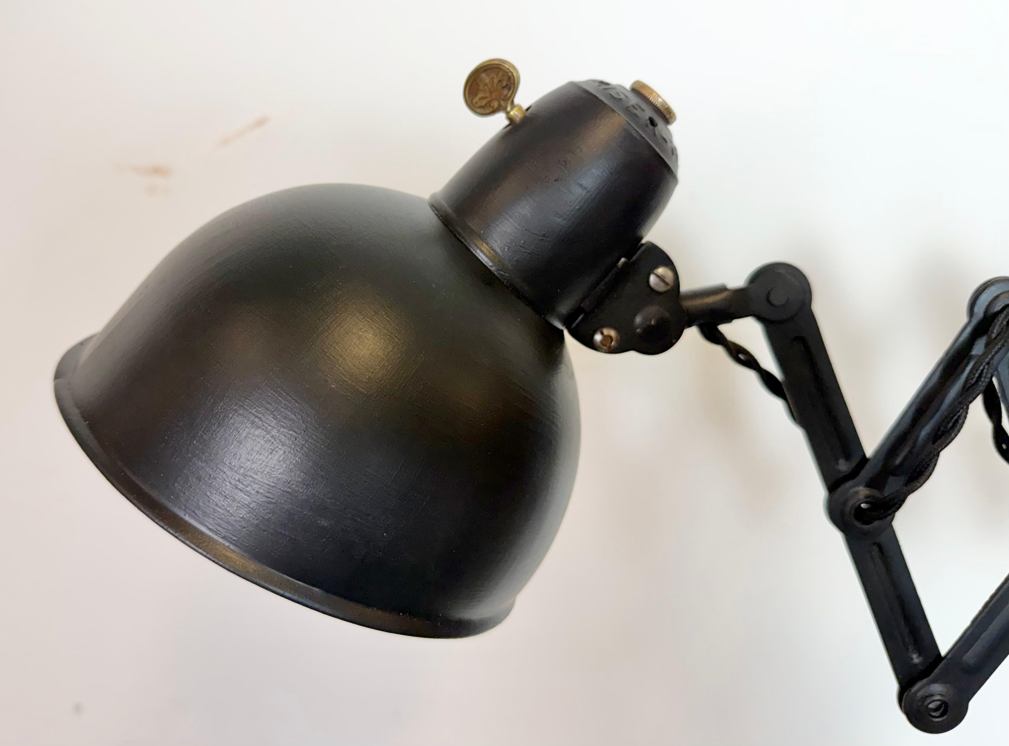 Laqué Lampe murale ciseau industrielle Bauhaus noire de Kaiser Idell, années 1930 en vente
