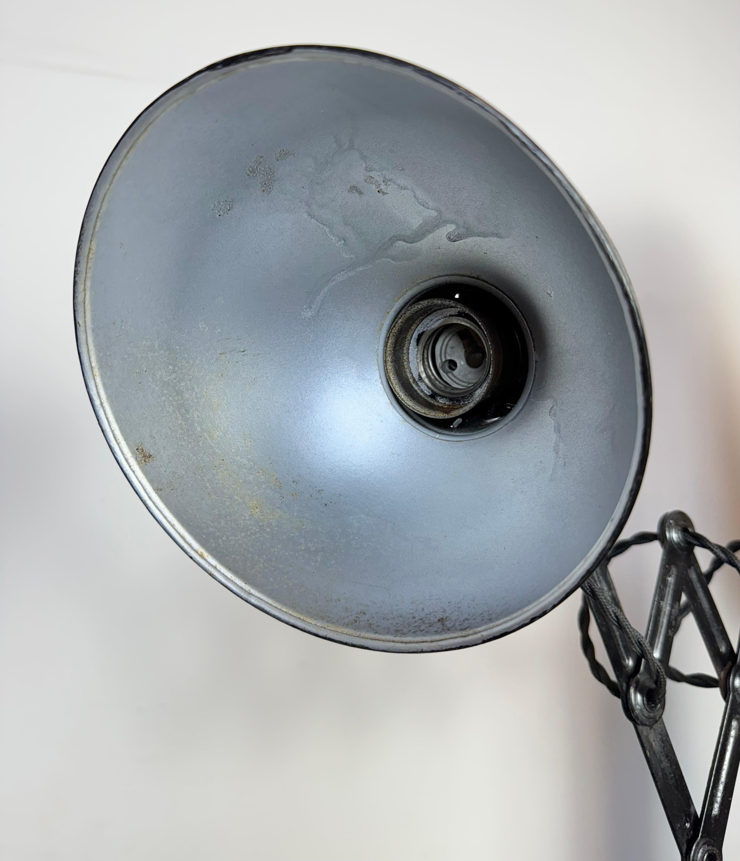 Lámpara de pared de tijera negra industrial Bauhaus de Kaiser Idell, años 30 en Bueno estado para la venta en Kojetice, CZ