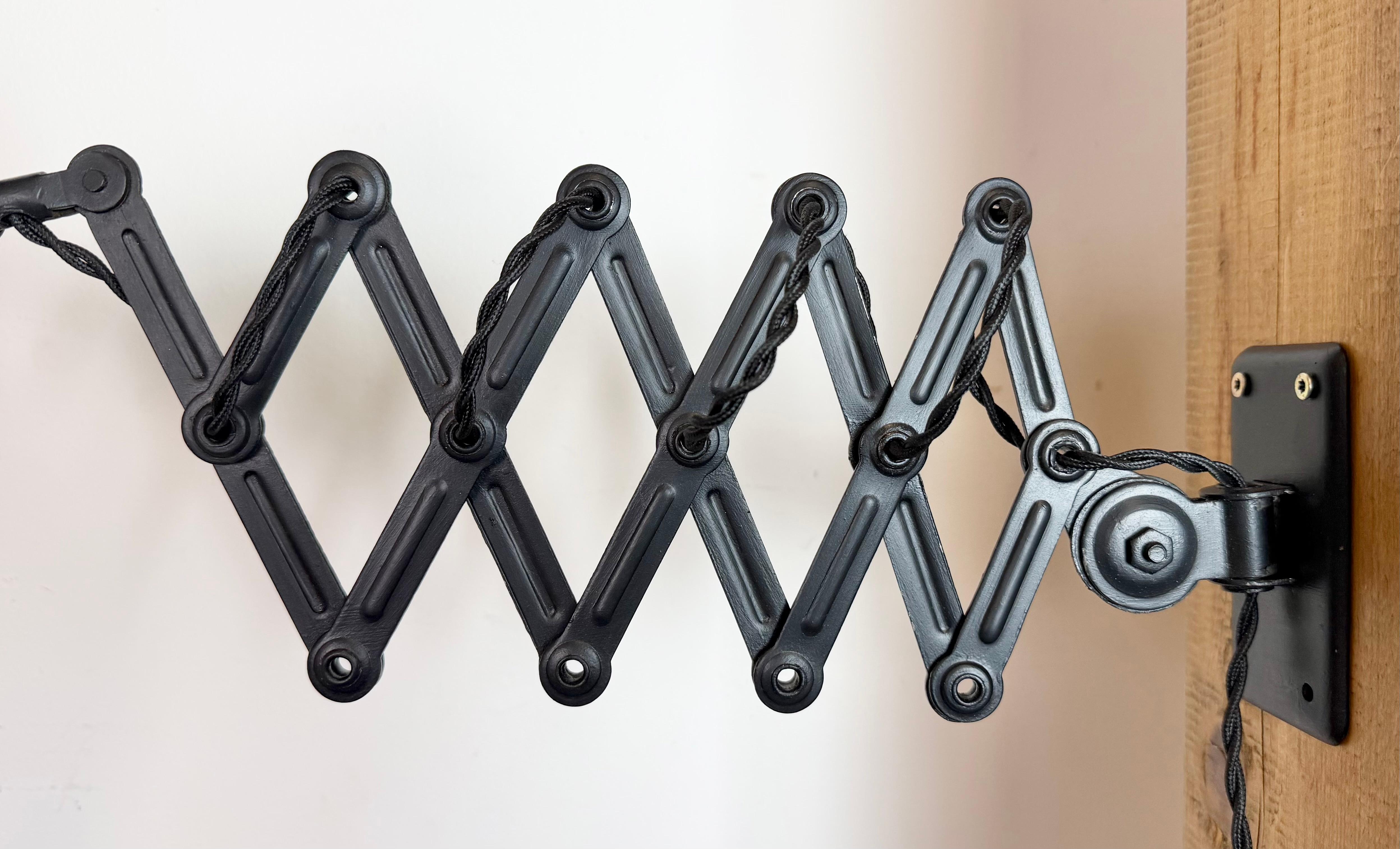 Lampe murale ciseau industrielle Bauhaus noire de Kaiser Idell, années 1930 Bon état - En vente à Kojetice, CZ