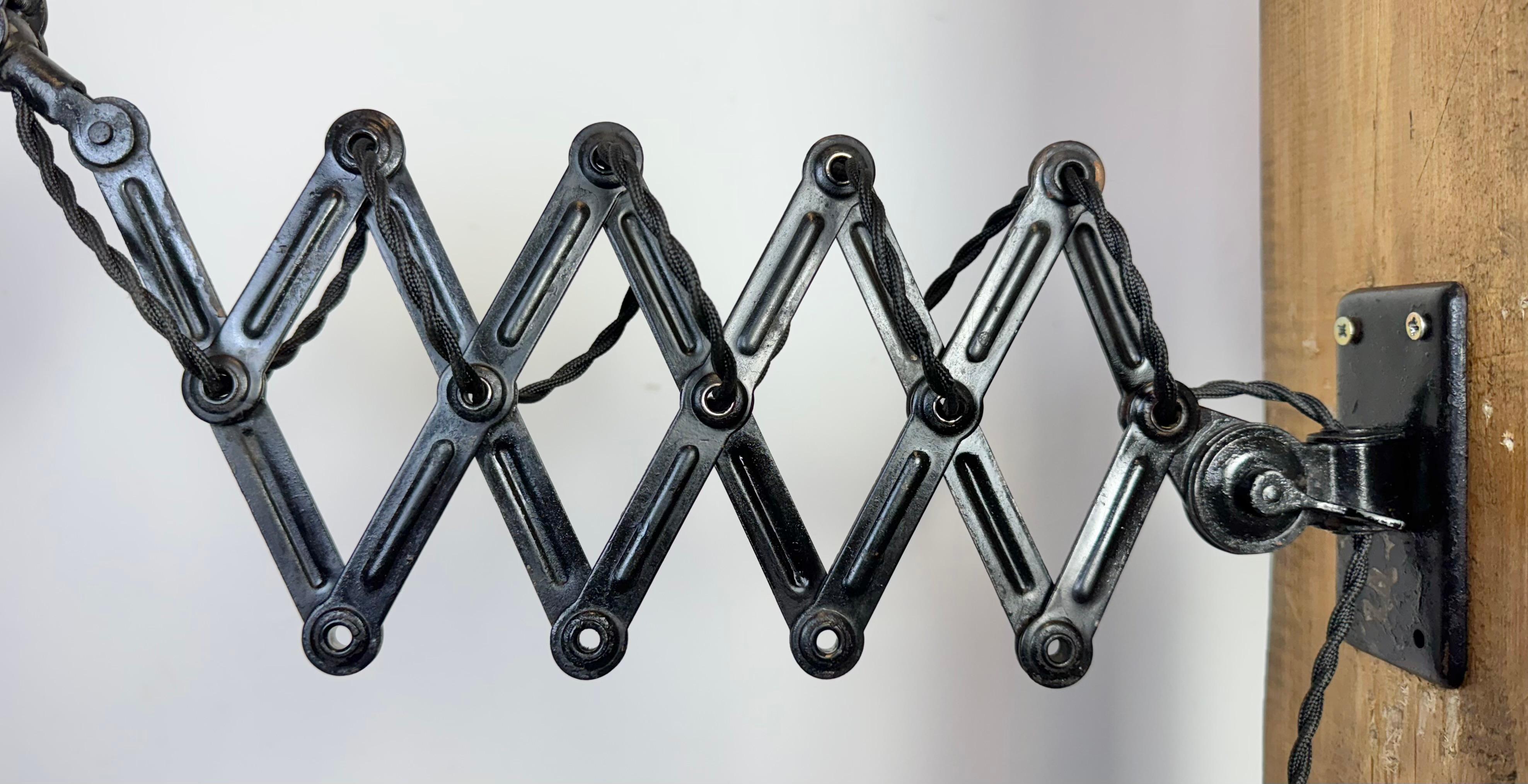 Lámpara de pared de tijera negra industrial Bauhaus de Kaiser Idell, años 30 siglo XX en venta