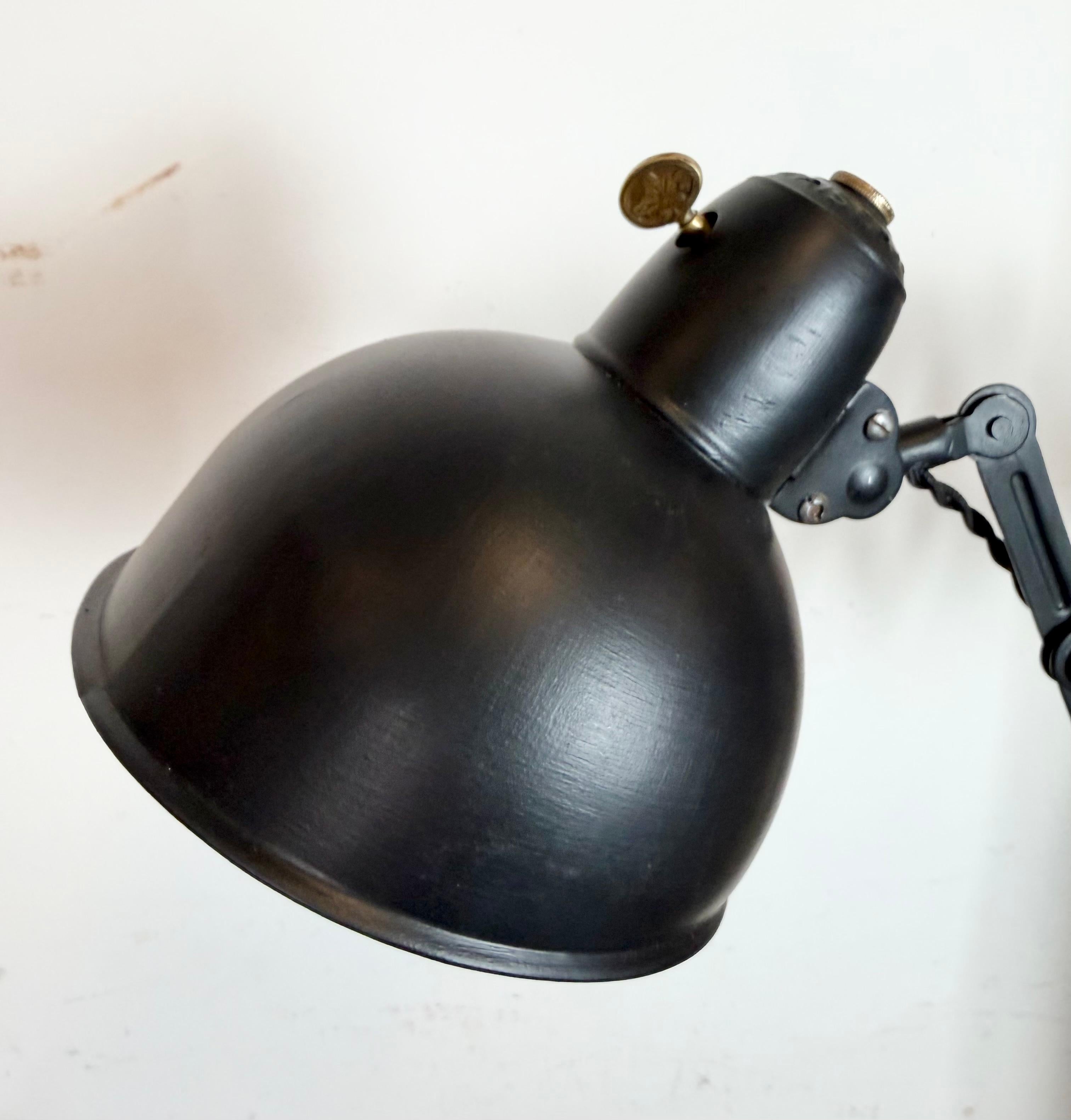 20ième siècle Lampe murale ciseau industrielle Bauhaus noire de Kaiser Idell, années 1930 en vente
