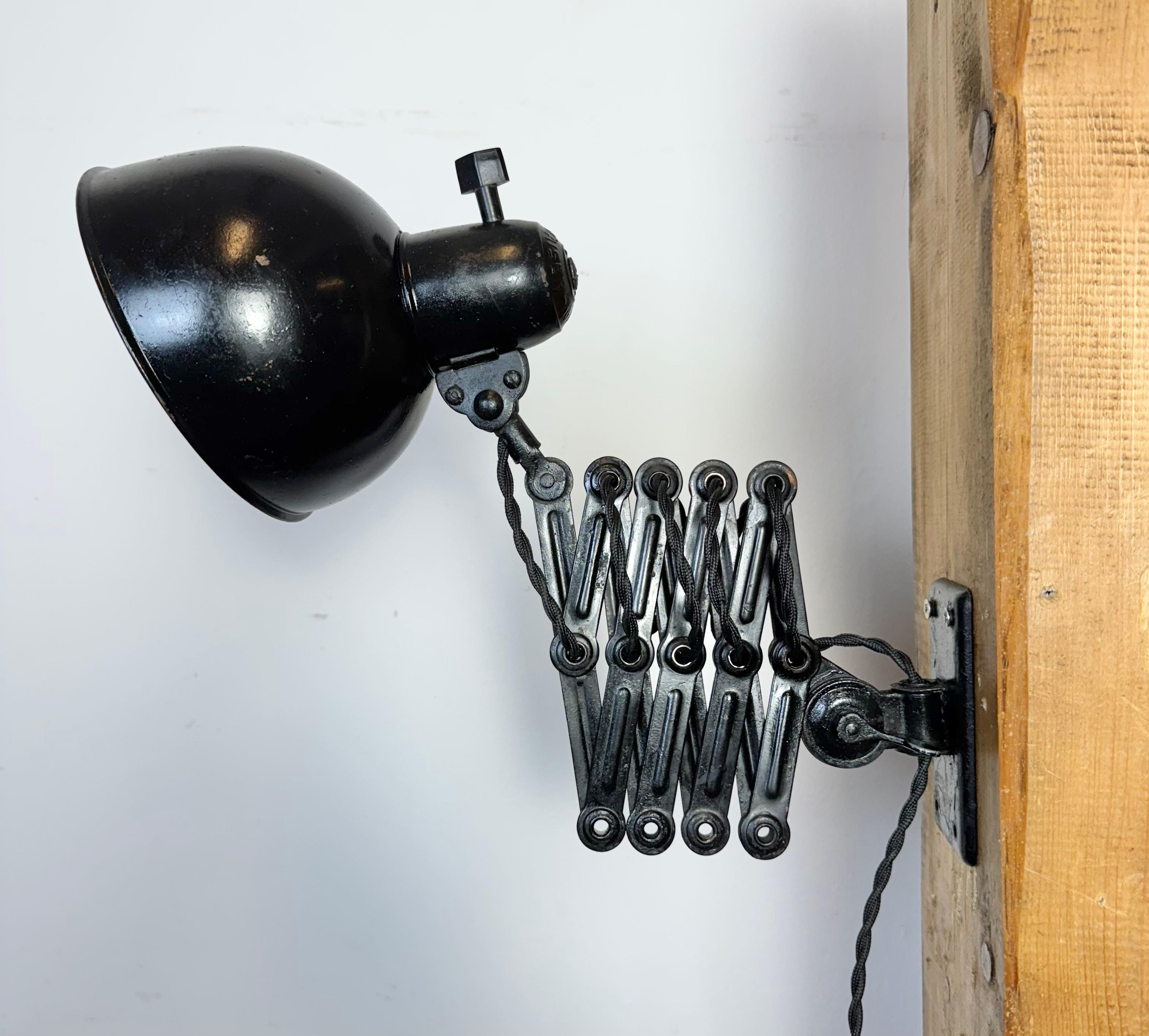 Lámpara de pared de tijera negra industrial Bauhaus de Kaiser Idell, años 30 Hierro en venta