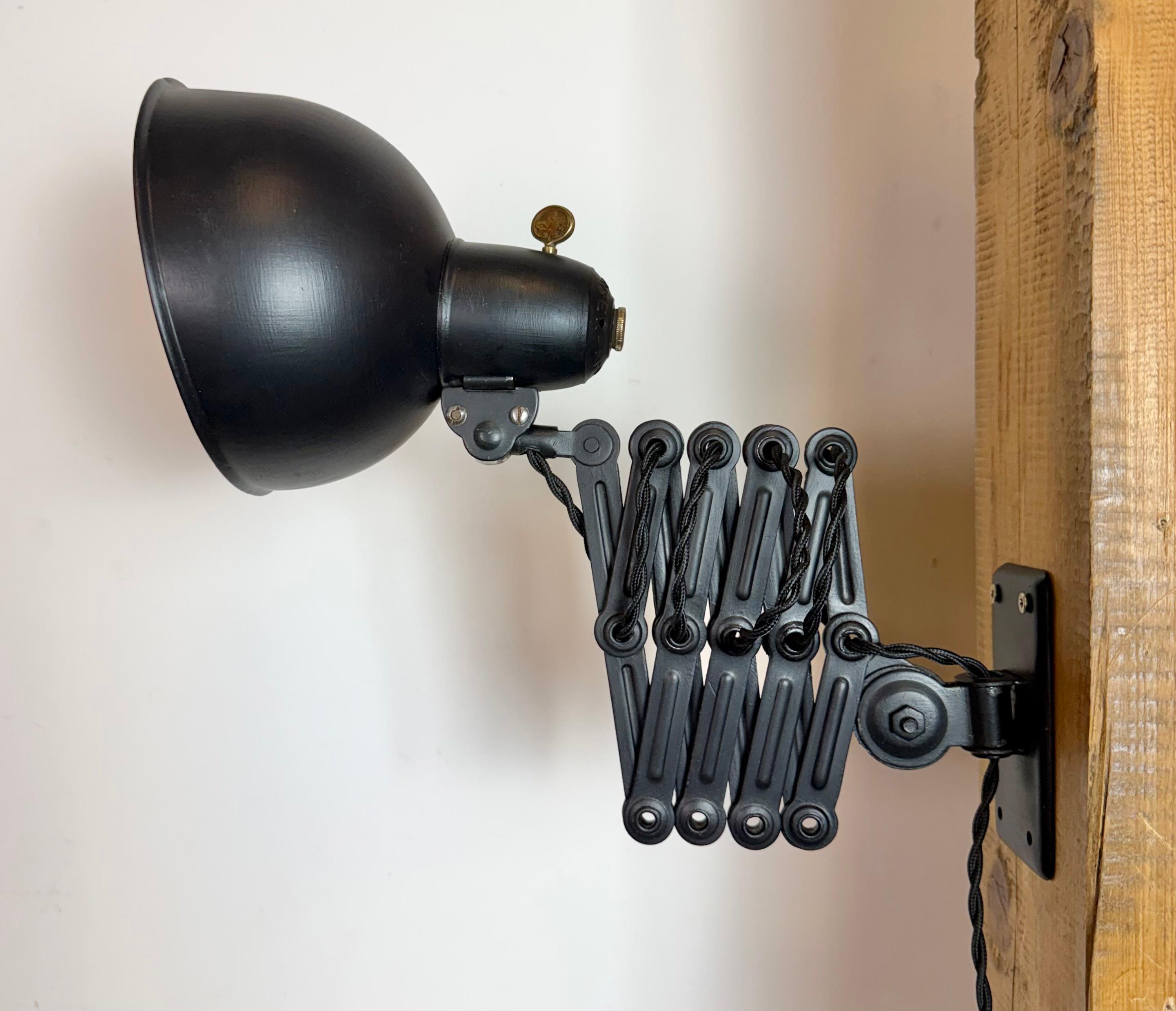 Fer Lampe murale ciseau industrielle Bauhaus noire de Kaiser Idell, années 1930 en vente