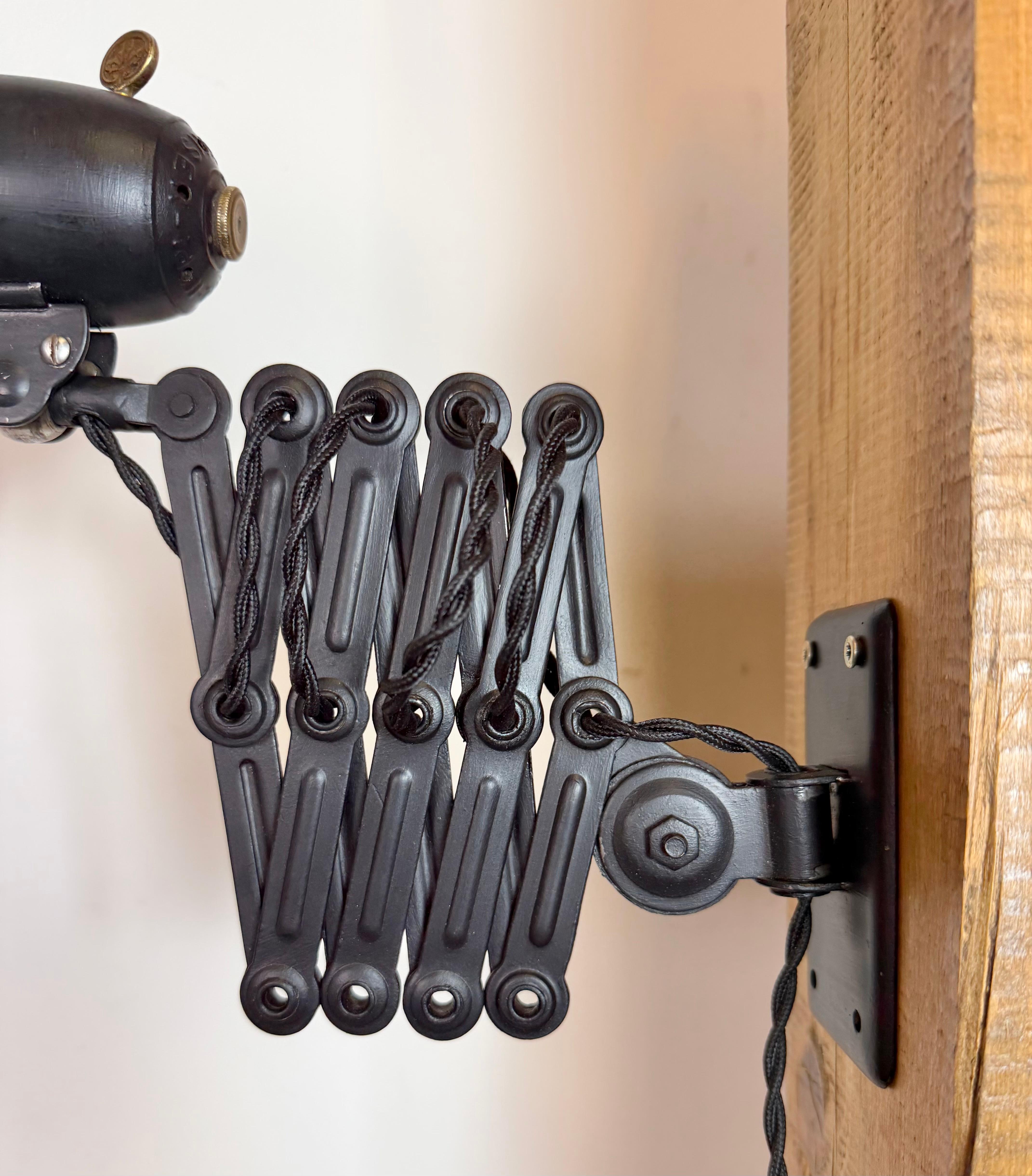 Lampe murale ciseau industrielle Bauhaus noire de Kaiser Idell, années 1930 en vente 1